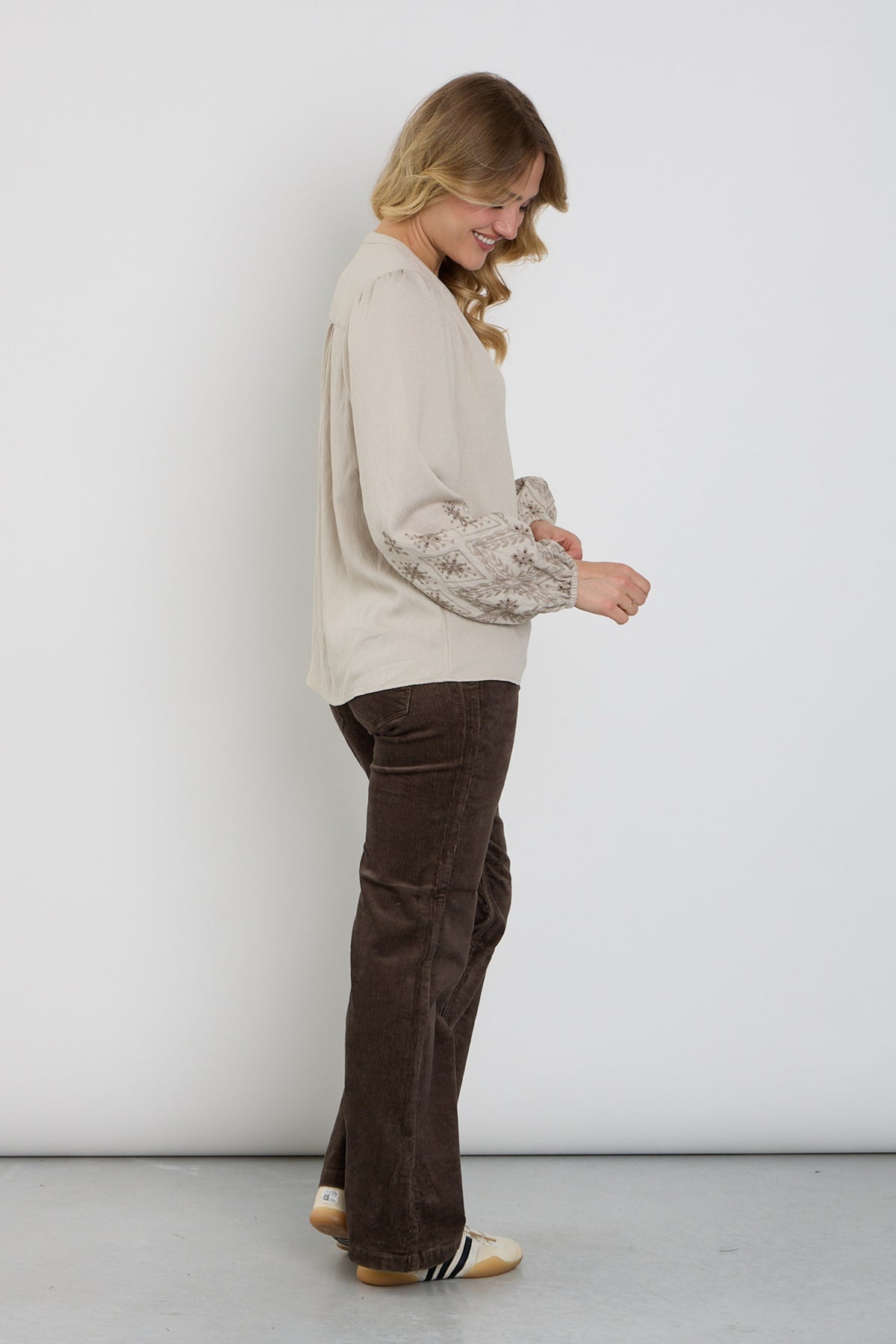 Lichte blauwe broek Bibette Cord Mud SRB5083 van Red Button, zichtbaar met ritssluiting en elastische tailleband.