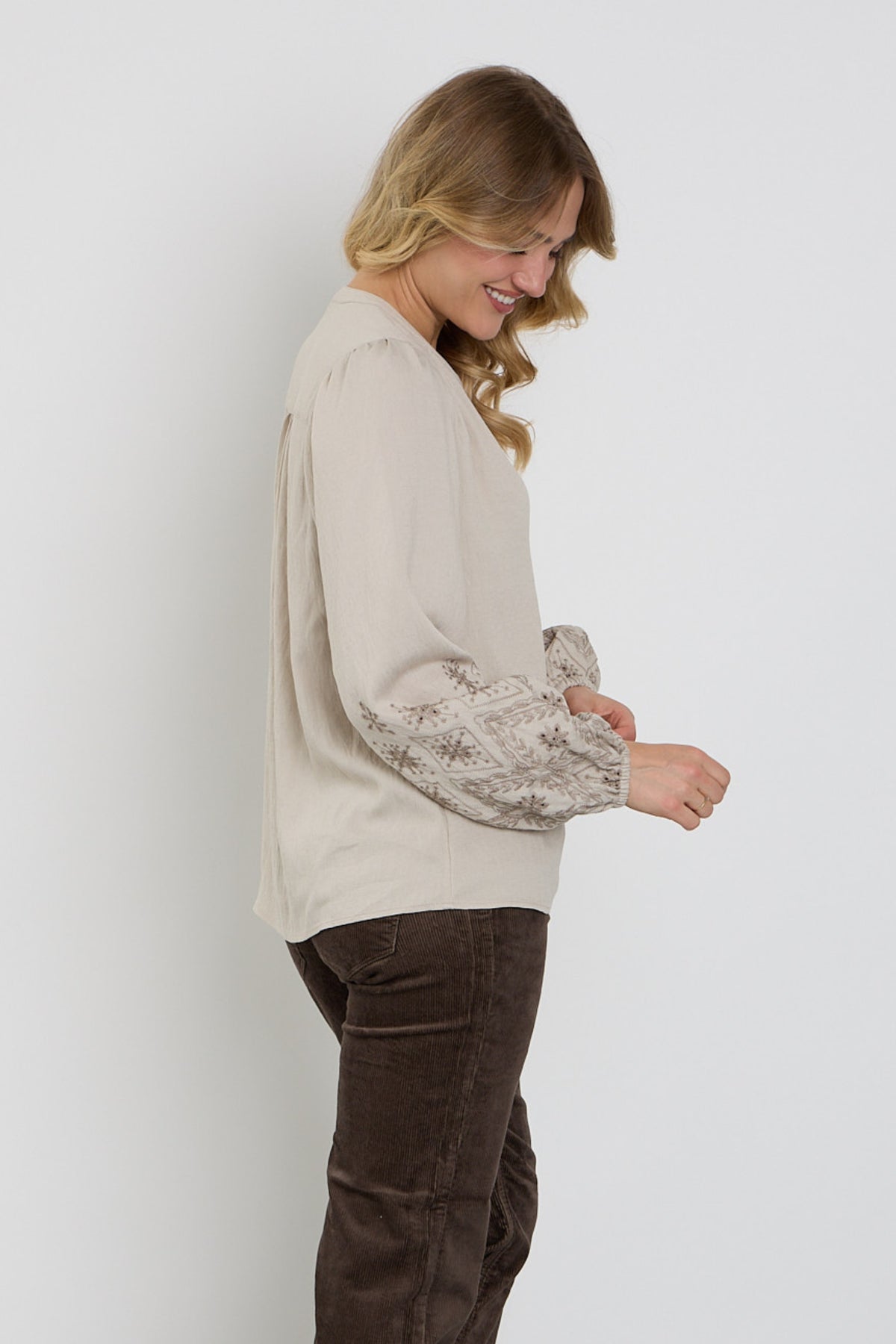 Lichte truffelblouse met borduursel van Red Button, elegante blouse met gedetailleerd borduursel en zachte stof.