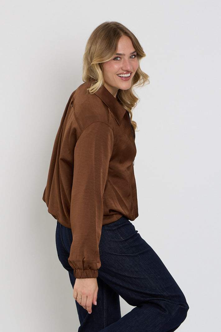 Lichte satijnen jas in latte kleur van Red Button met stijlvolle snit en lange mouwen, perfect voor een elegante look.