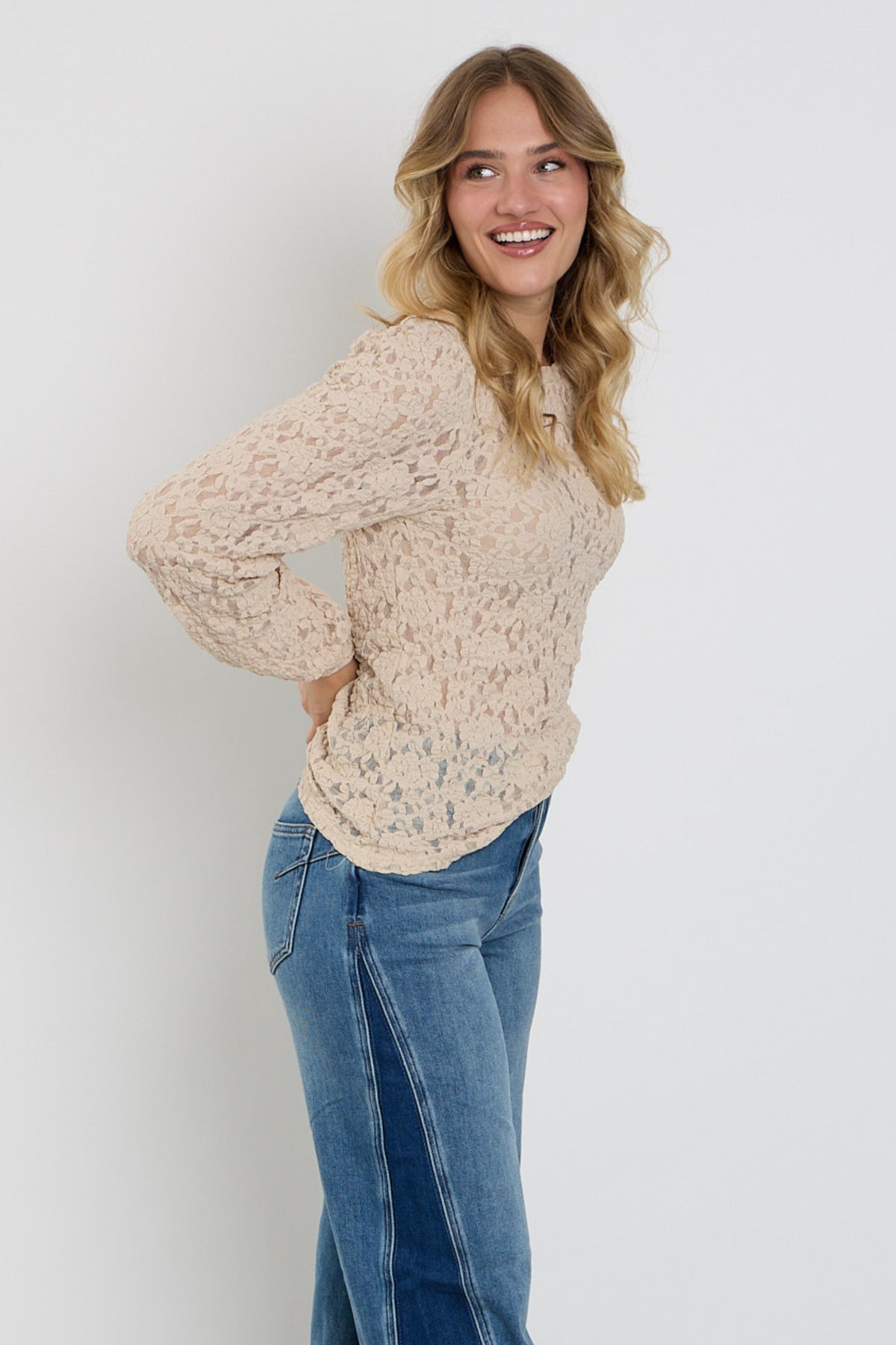 Lichte kanten top van Red Button met stone details, stijlvolle en elegante blouse voor dames, close-up van de voorkant.