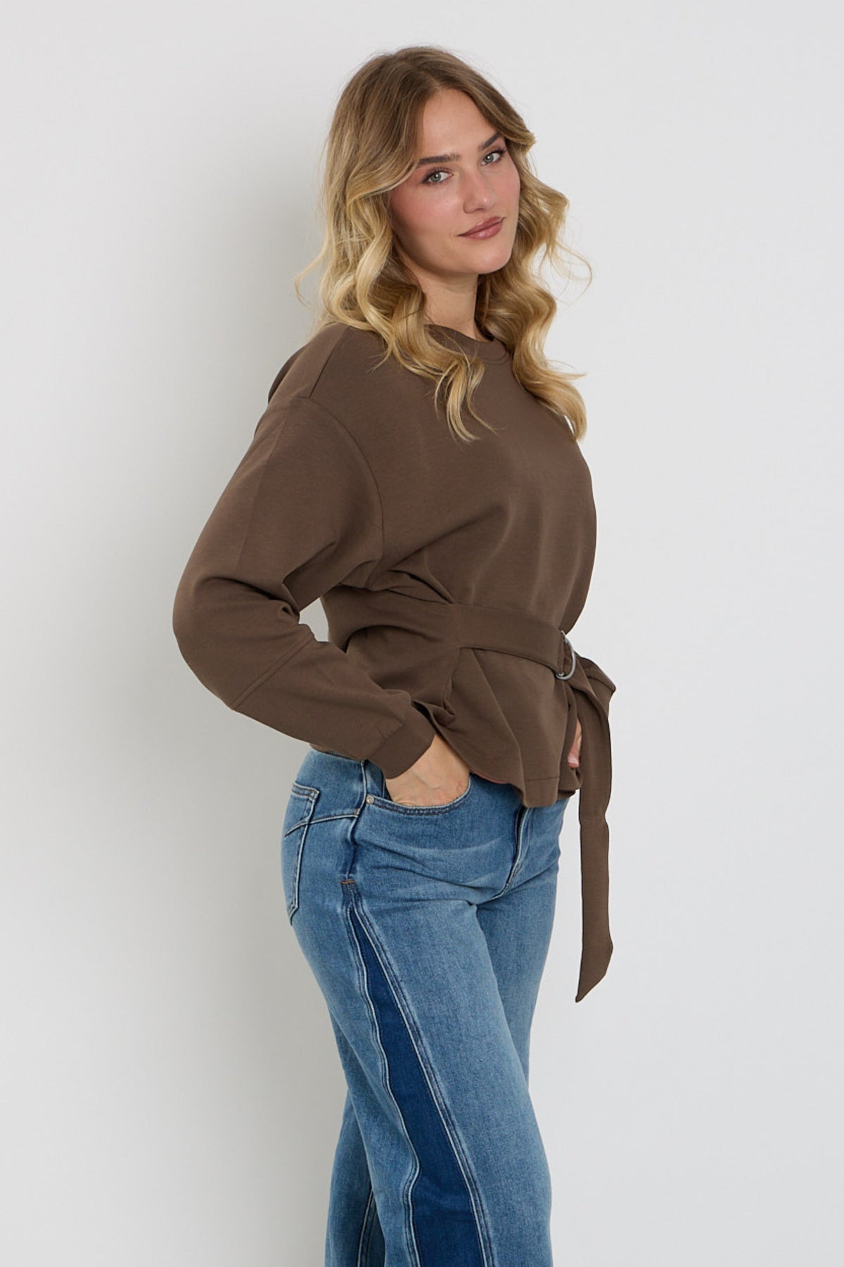 Kledingstijl van de Red Button Top Shakira en bijpassende riem in scuba-materiaal, op een model gedragen.