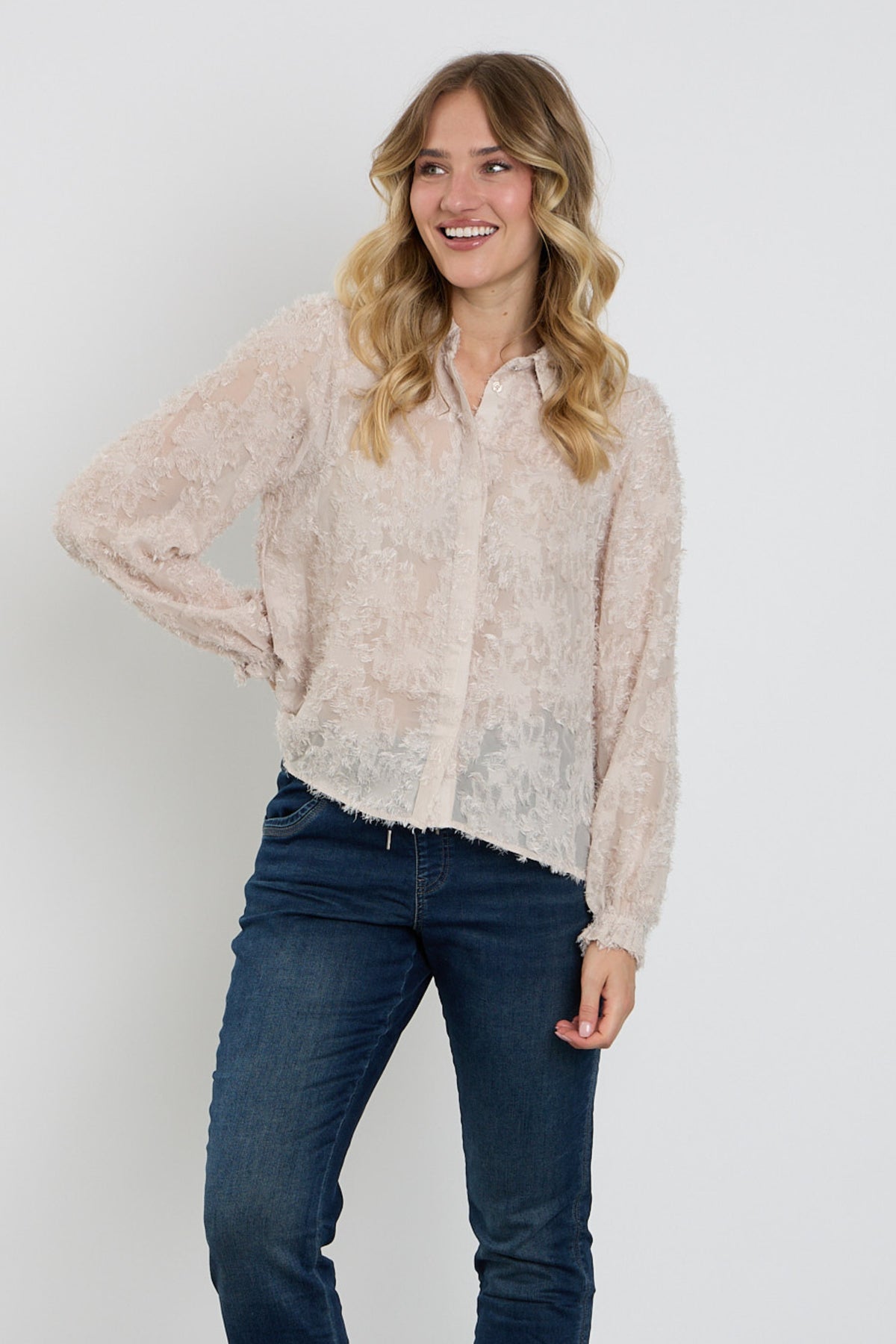Blouse met franjes van de Red Button, steenkleurige stof, modieus en losvallend, zichtbaar in de afbeelding