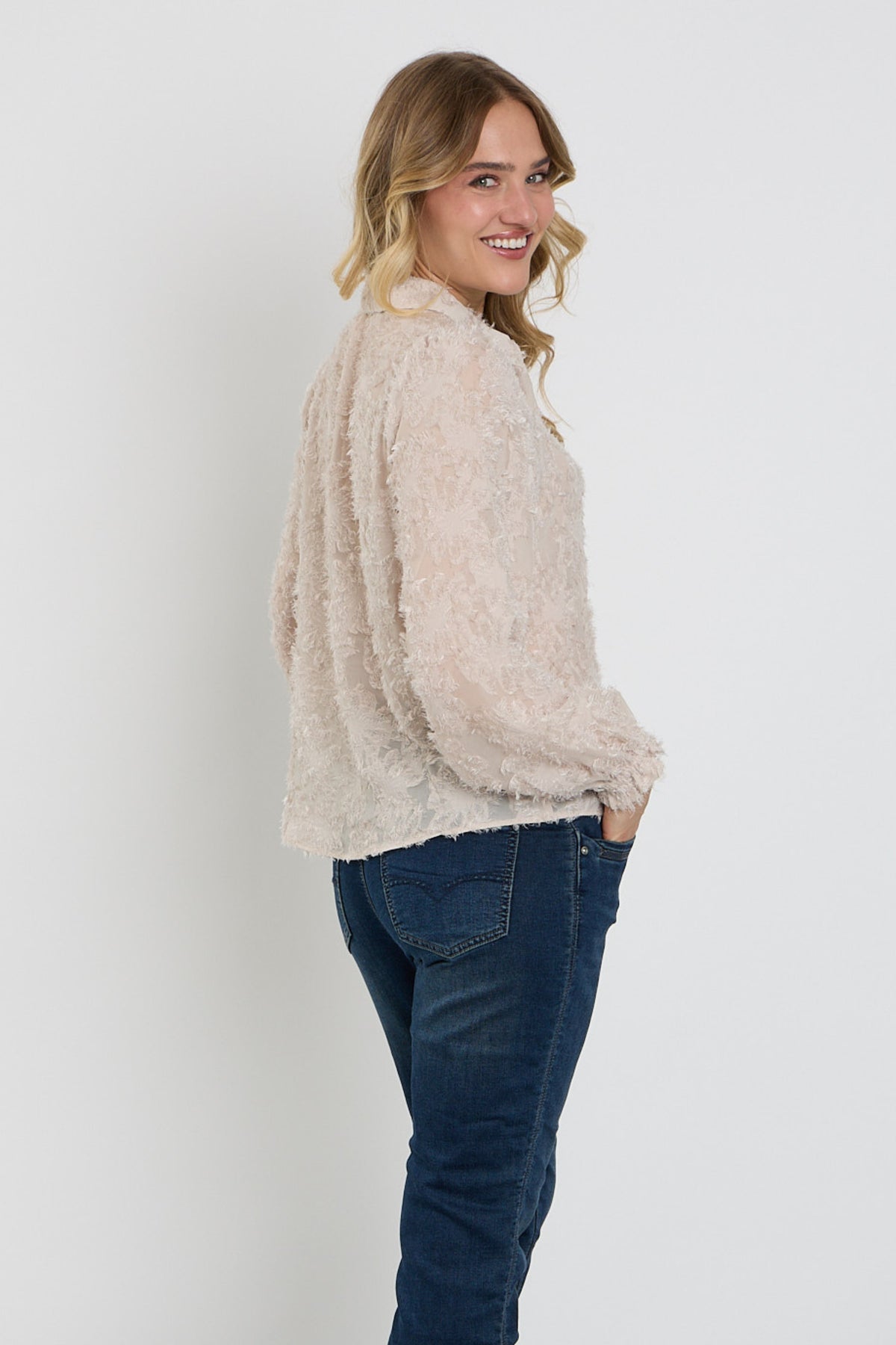 Blouse met franjes in stone kleur van Red Button, stijlvolle damesblouse met fringed details.