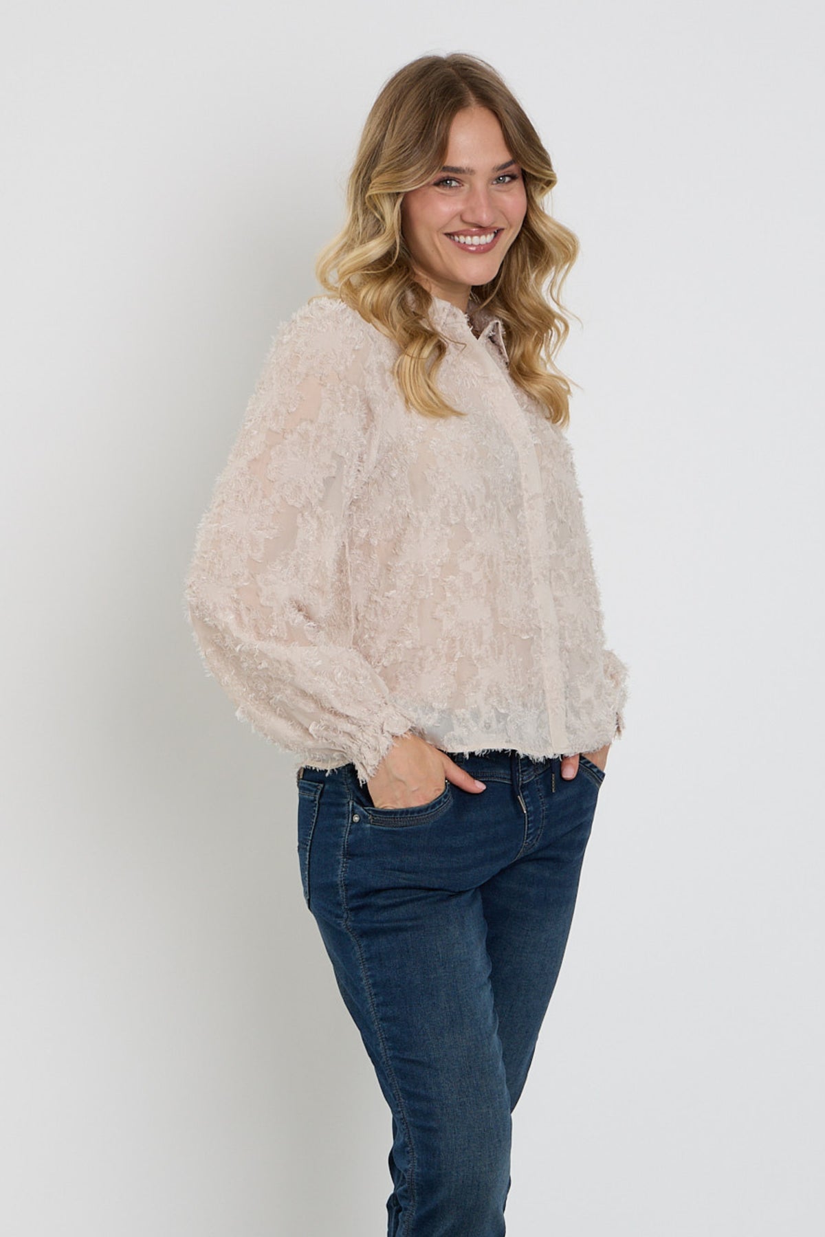 Zwarte blouse met franjes en stenen details van Red Button, casual en stijlvolle damesmode.