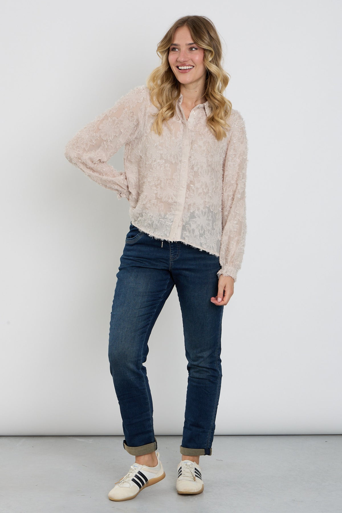 Grijze blauwe denim broek Tessy van Red Button, herenmodel met taille L31, zichtbaar op een model in een modieuze pose