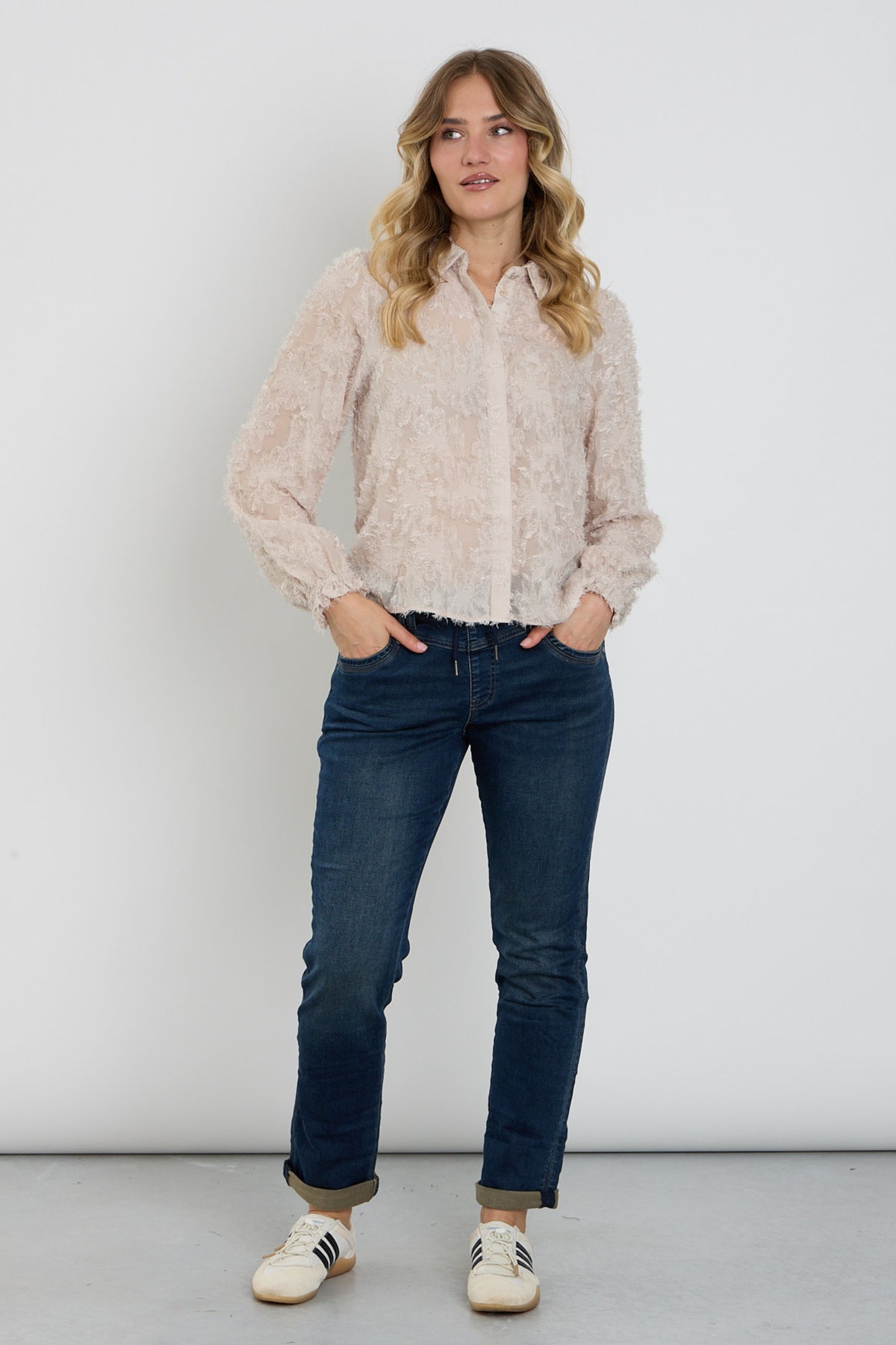 Grijze blauwe denim broek Tessy van Red Button, herenmodel met rechte pasvorm en L31 maat, zichtbaar op de afbeelding