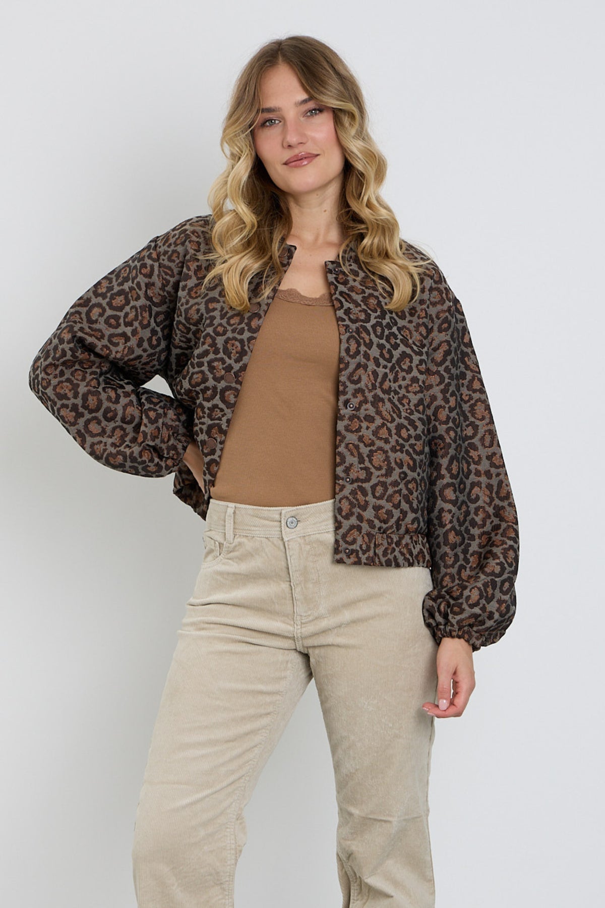 Lichtgrijze en bruine bomber jas met jacquard en lurex van Red Button, zichtbaar op een model.
