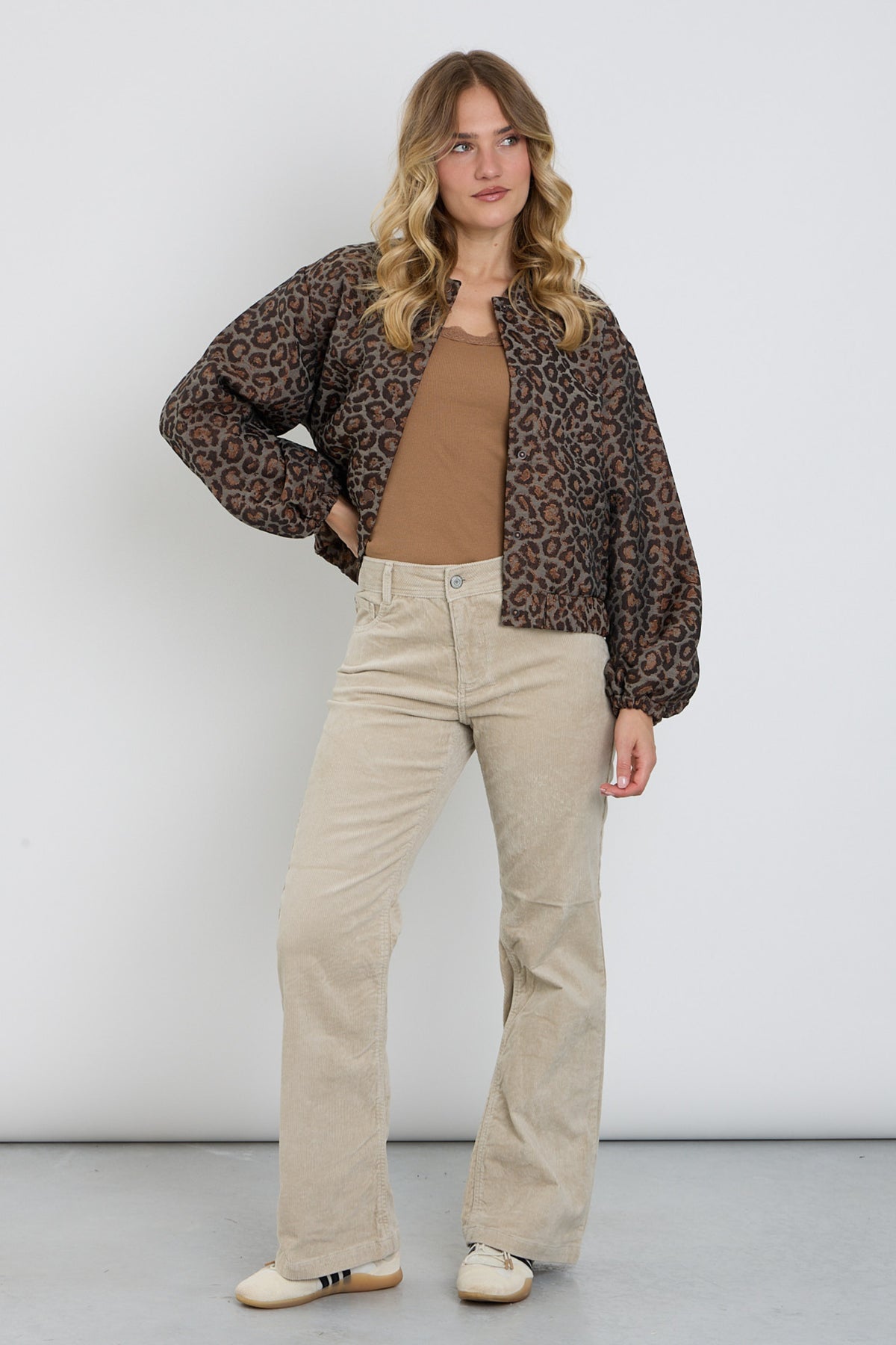 Broek Bibette Cord Stone van Red Button, lichte blauwe broek met tailleband en zakken, zichtbaar op de afbeelding.