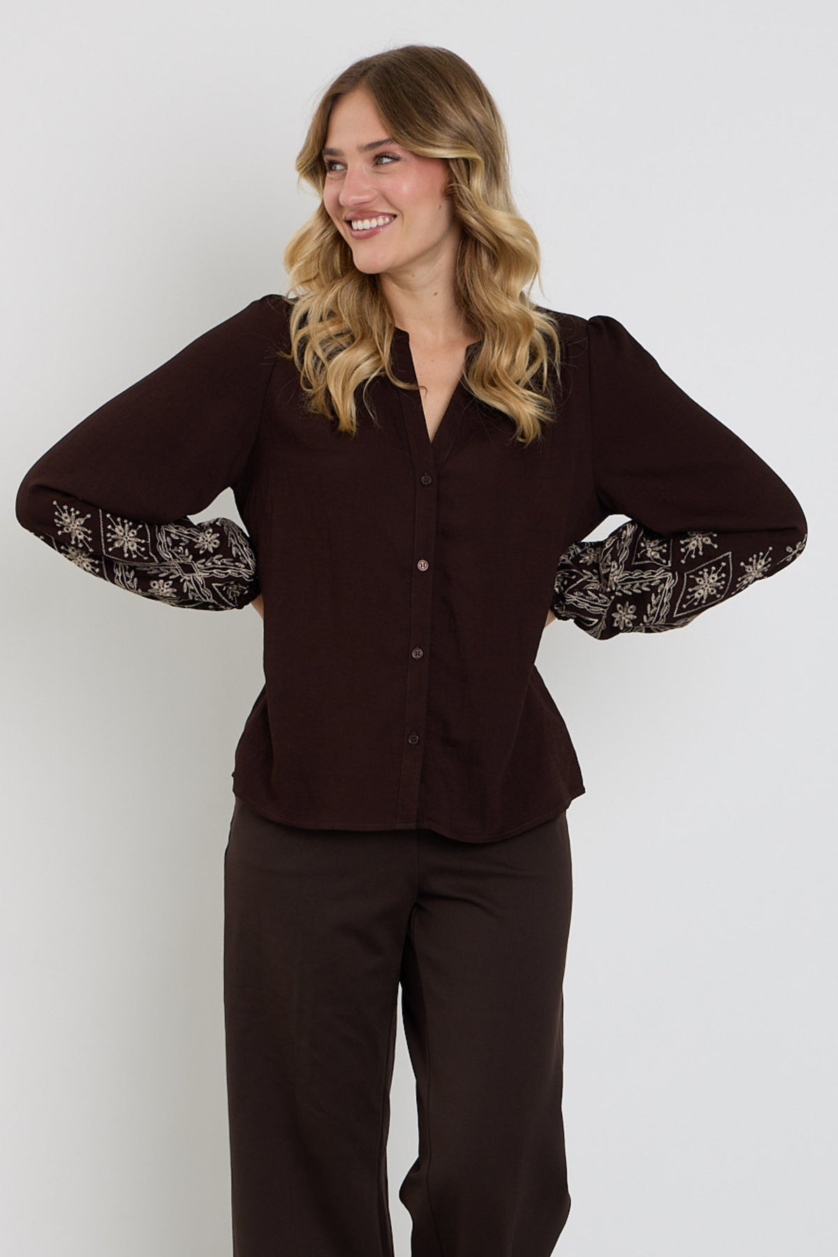 Zwarte blouse met borduursel van Red Button, stijlvolle elegante blouse met embroïderie en lange mouwen.