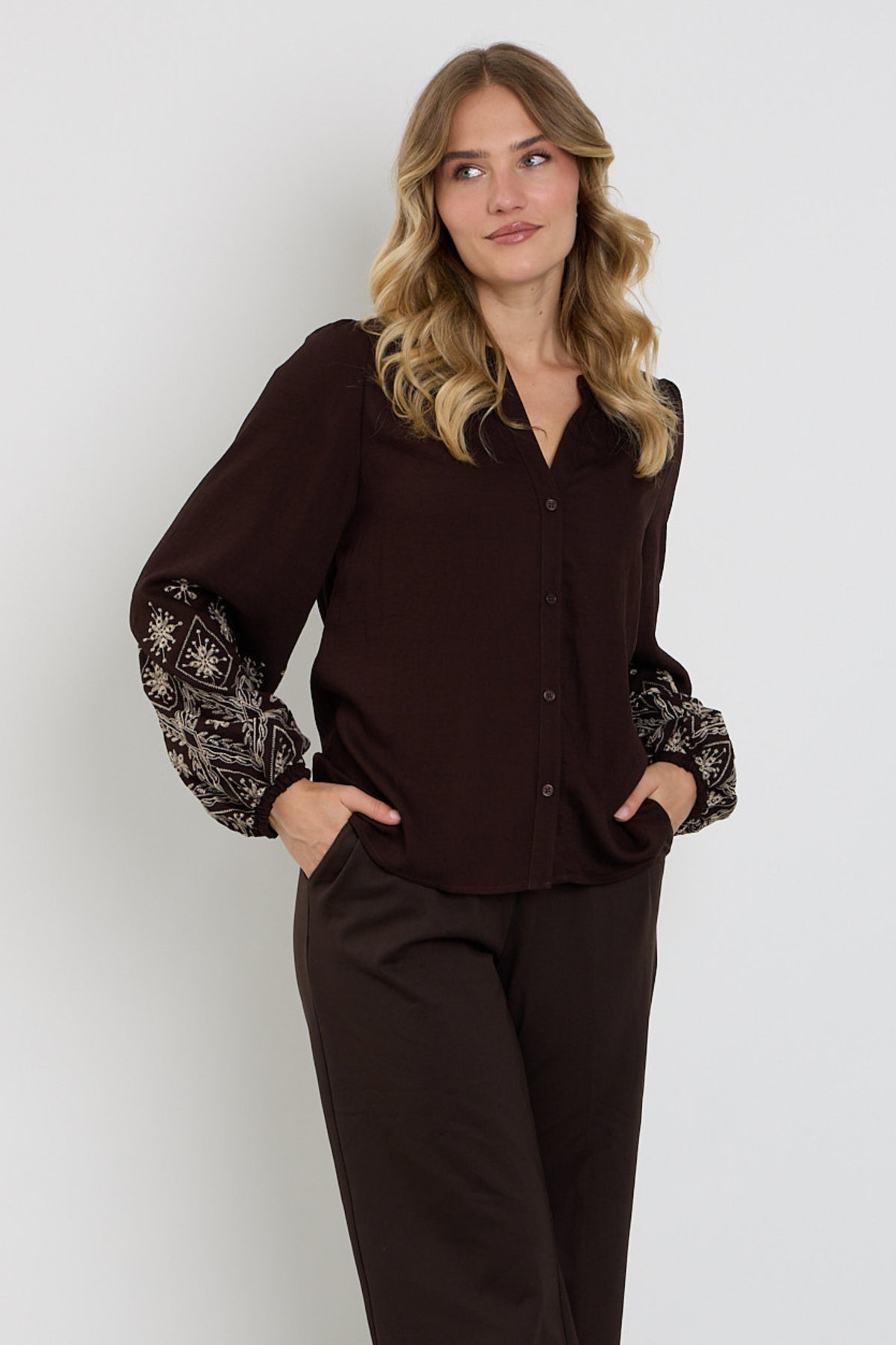 Elegante crèmekleurige blouse met borduursel van Red Button, casual stijl, met lange mouwen en knoopsluiting.