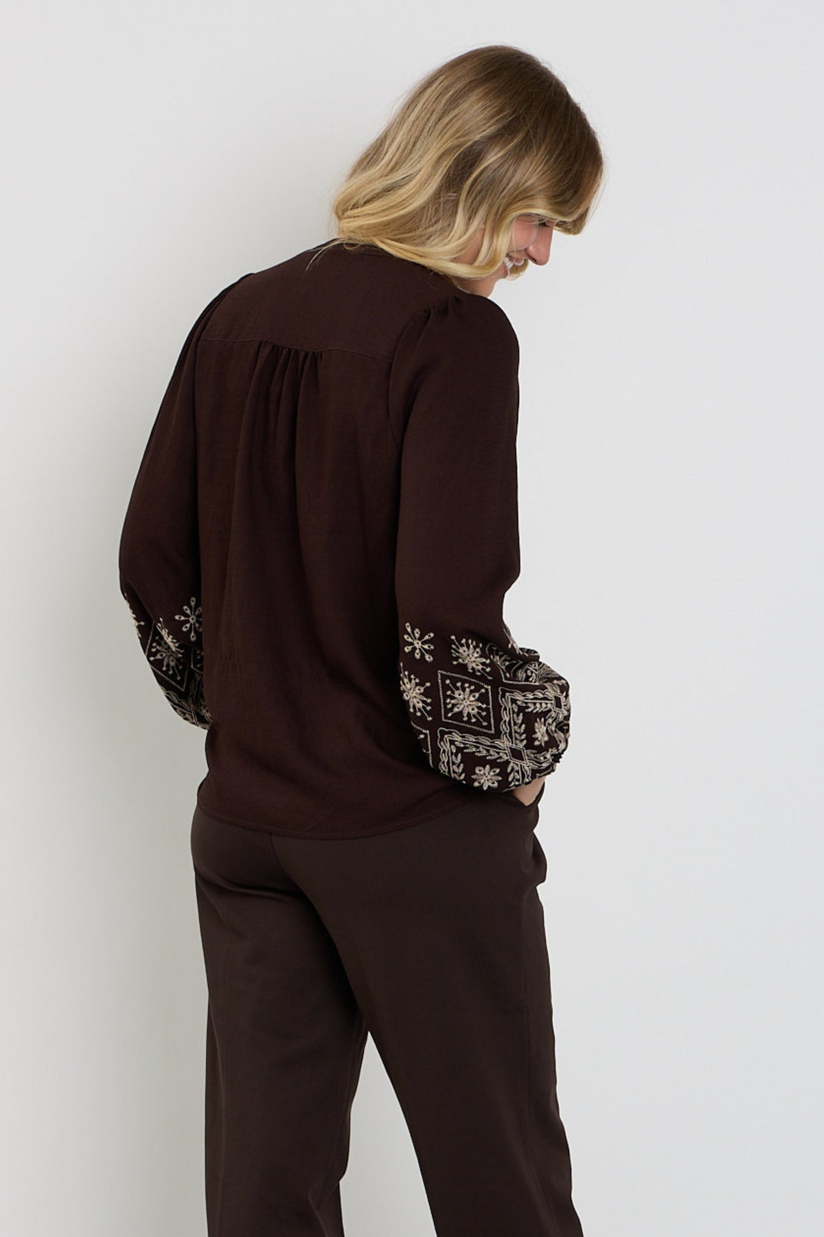 Elegante rode blouse van Red Button met borduursel, stijlvolle pasvorm en frisse uitstraling, perfect voor casual of formeel gebruik.
