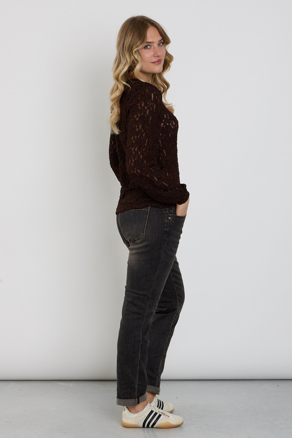 Zachte bruine relax broek van Red Button met overdye en tint, zichtbaar op de afbeelding.