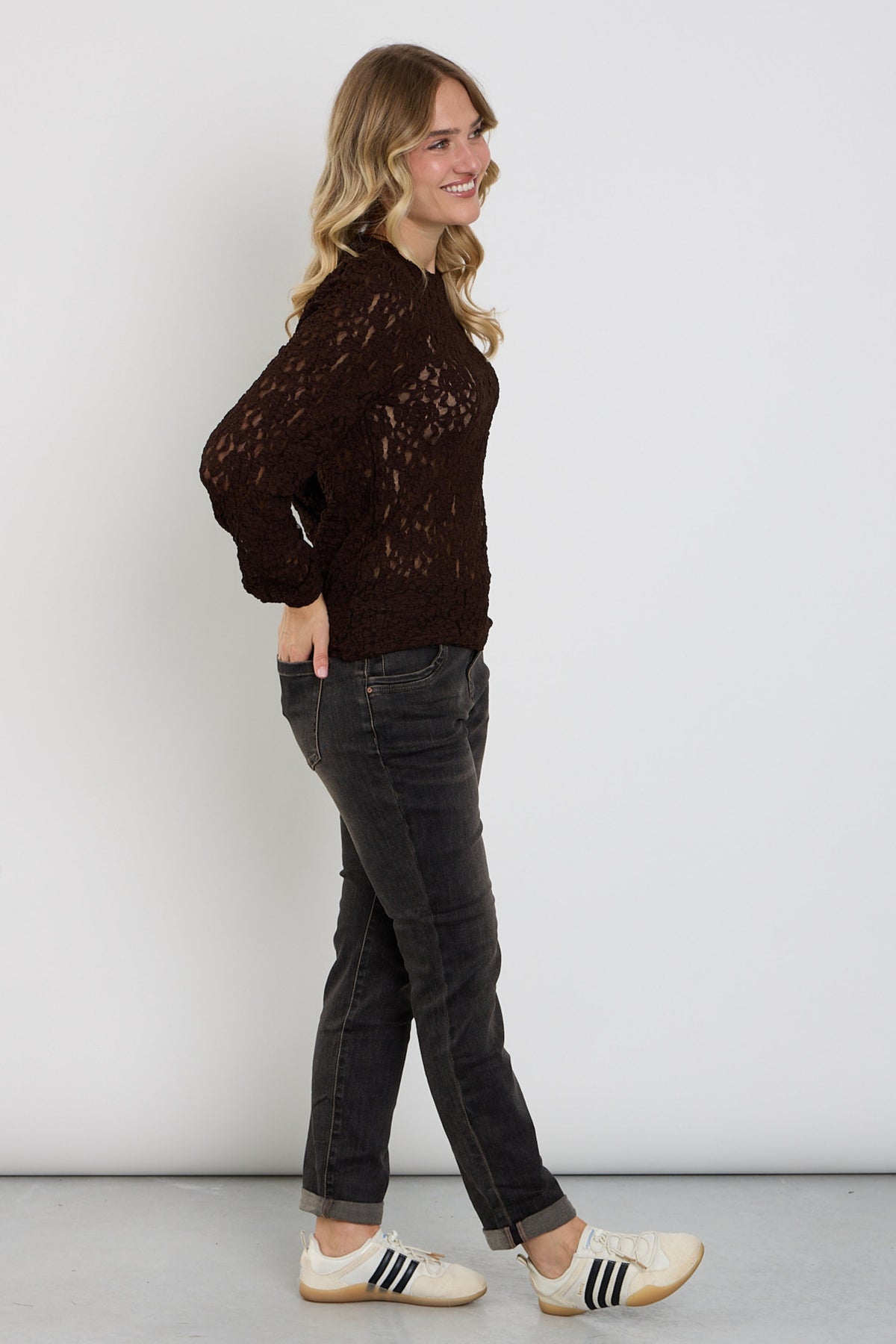 Relax broek overdyed in bruin van Red Button, getoond in een natuurlijke pose op een lichte achtergrond.