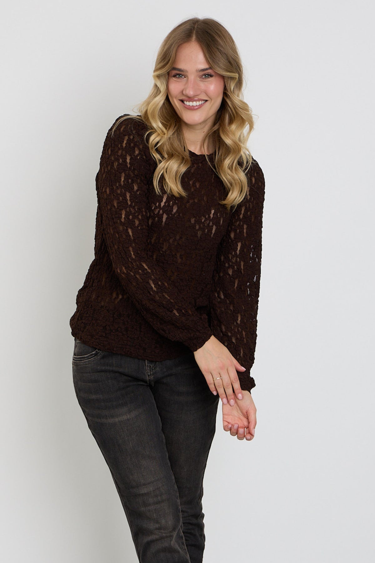 Elegante zwarte lace top van Red Button, model Espresso SRB5068, met fijne details en casual stijl.