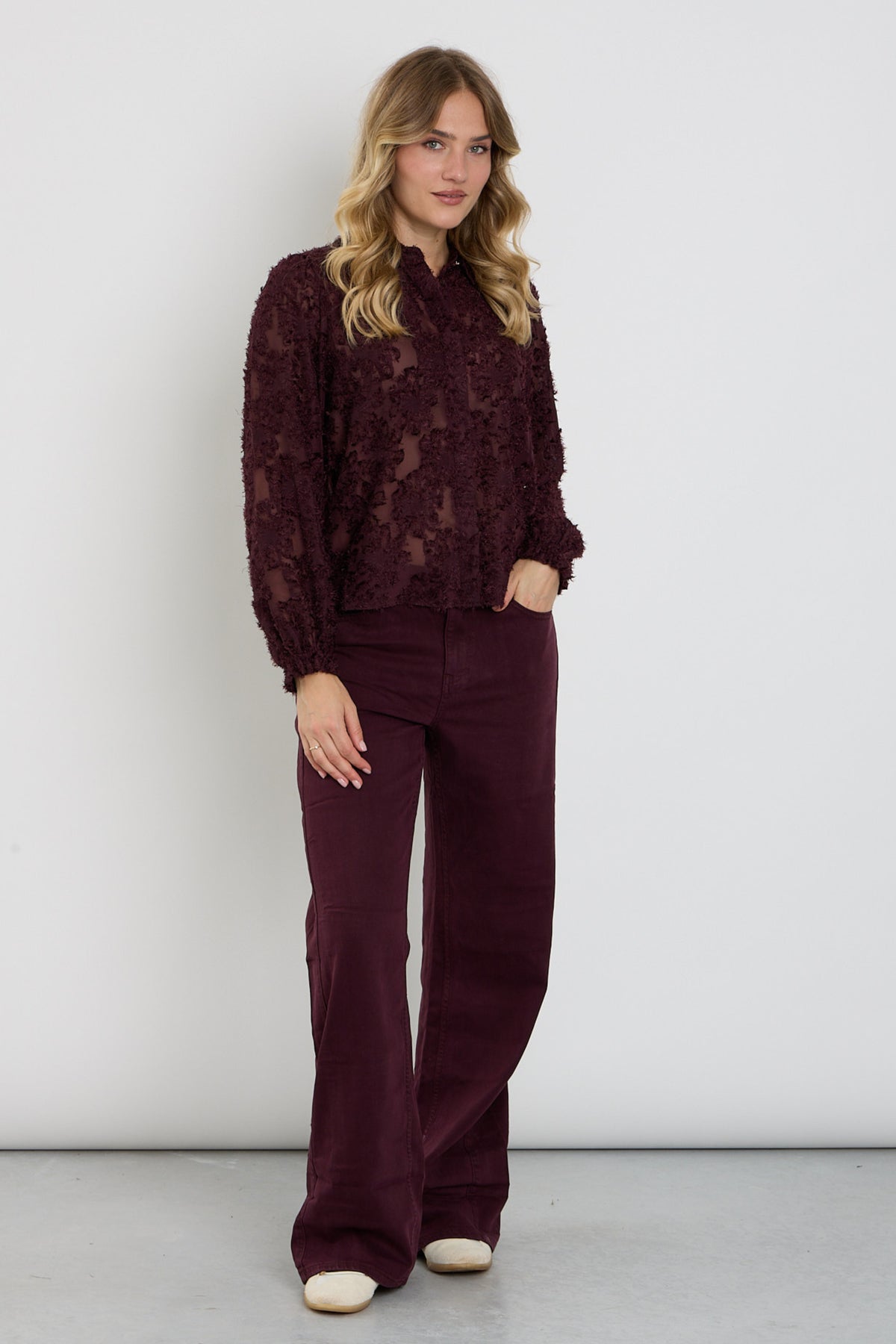 Lichte rode broek Claudette Tencel Twill van Red Button, met een casual pasvorm en comfortabele stof, zichtbaar in de afbeelding.