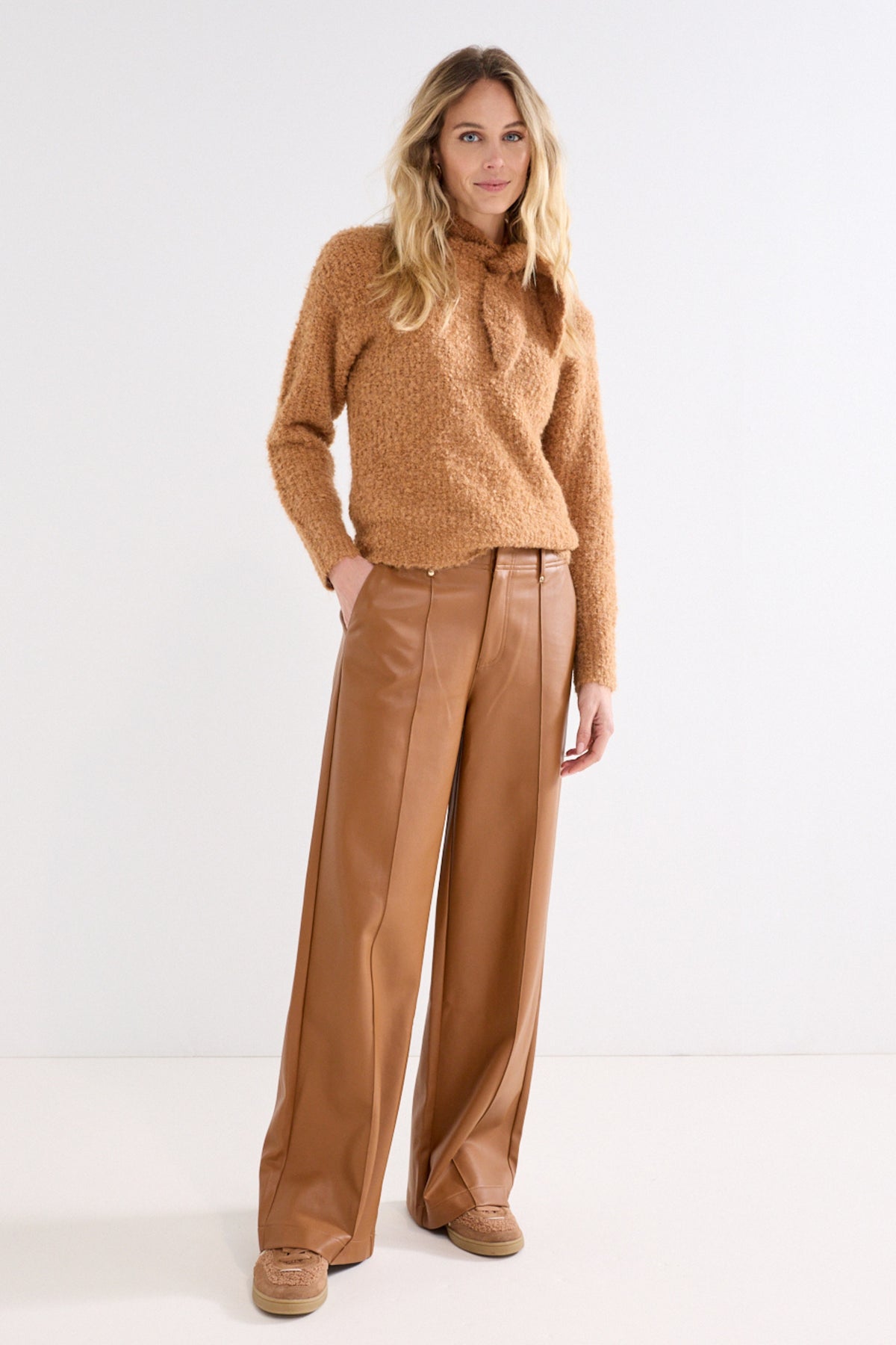 Tramontana boucle trui met sjaal kraag in cinnamon melange, zachte textuur en stijlvolle uitstraling, close-up van het kledingstuk