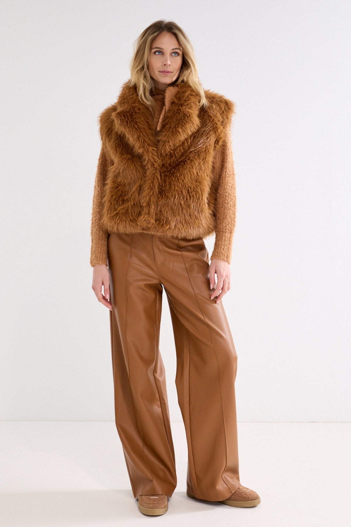 Zwarte PU broek met pintuck details van Tramontana, modieus en stijlvol voor dagelijks gebruik.