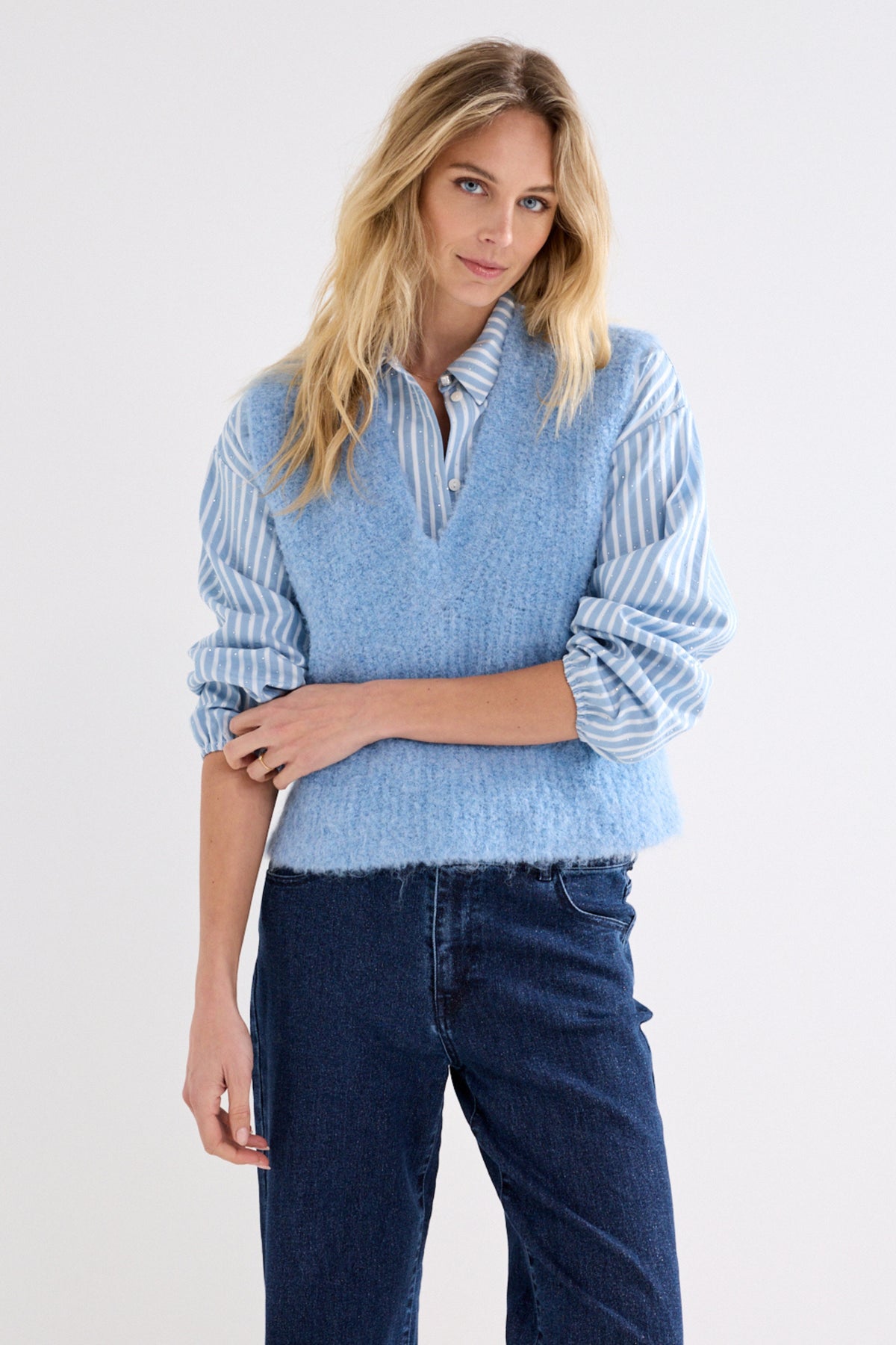 Blouse met blauwe strepen en rhinestones van Tramontana, stijlvol en modieus voor een elegante uitstraling.