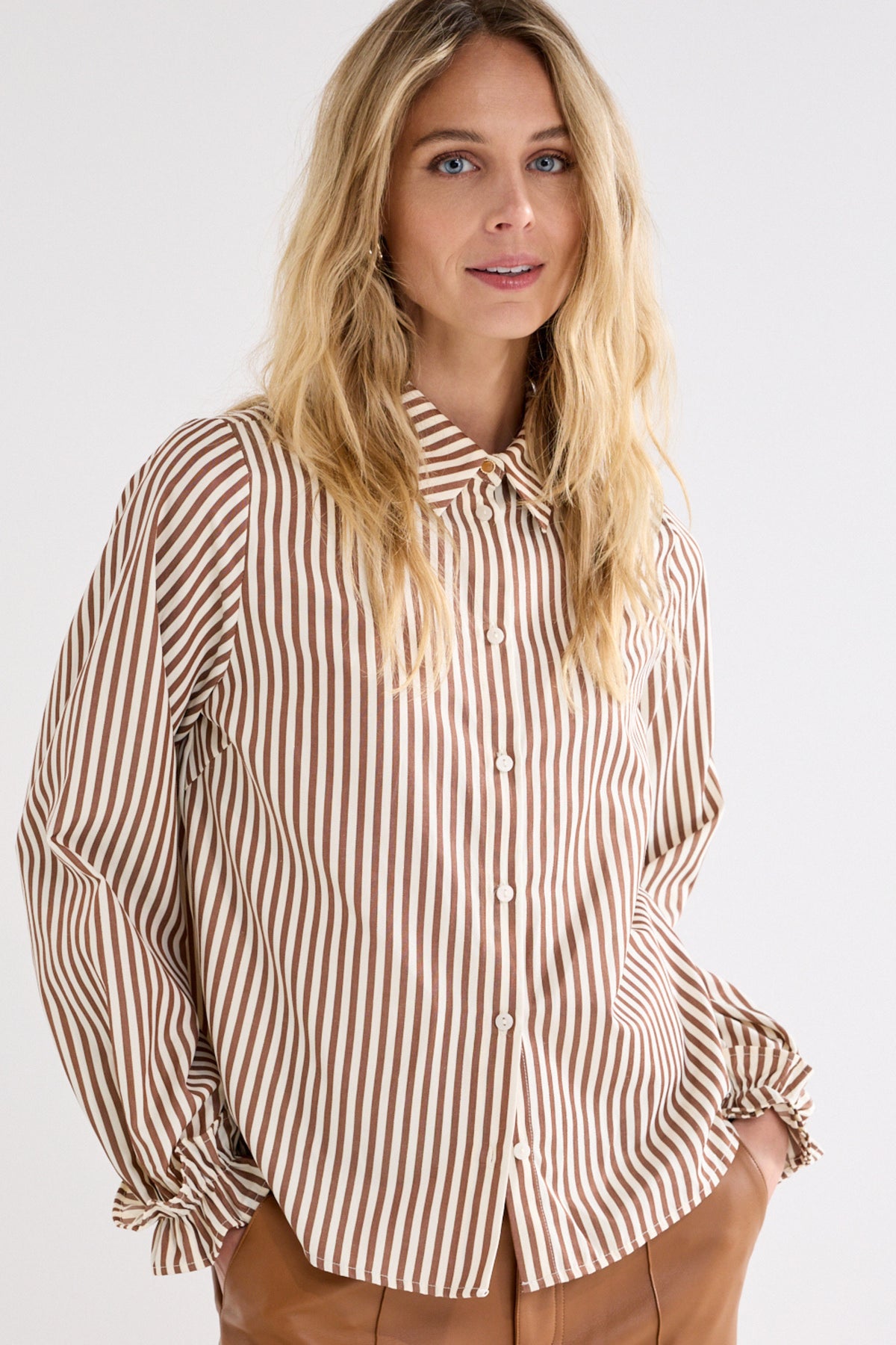 Gestreepte blouse van Tramontana met ruches en geruite manchetten in kaneelkleur, frisse en stijlvolle uitstraling.