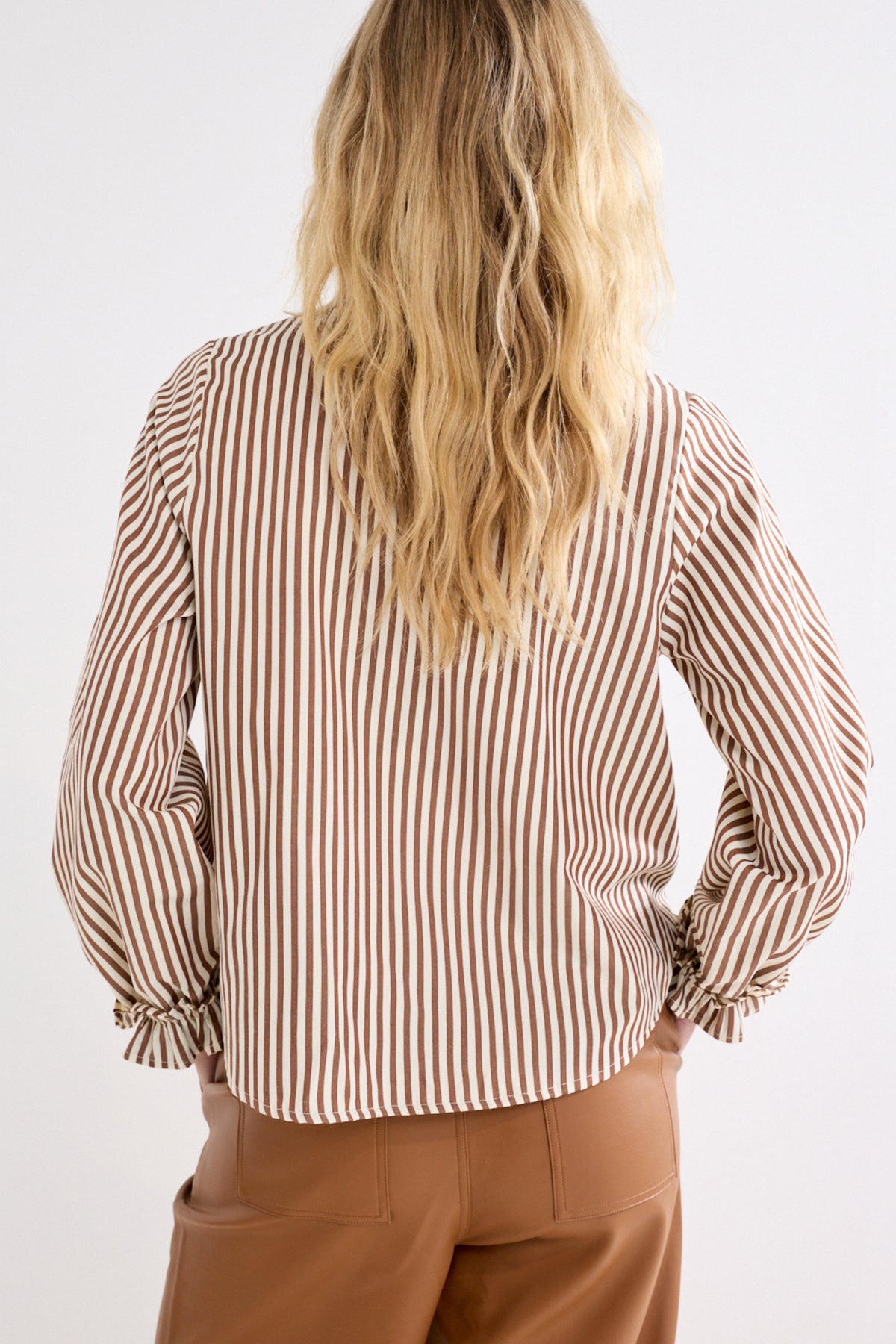 Gestreepte blouse van Tramontana met gerimpelde manchetten en kaneelkleur, casual en stijlvol voor dames.