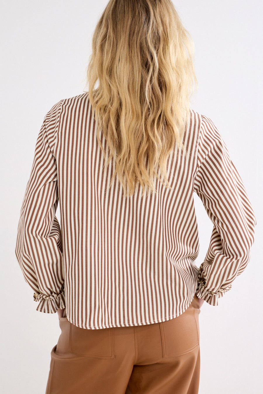 Gestreepte blouse van Tramontana met gerimpelde manchetten en kaneelkleur, casual en stijlvol voor dames.