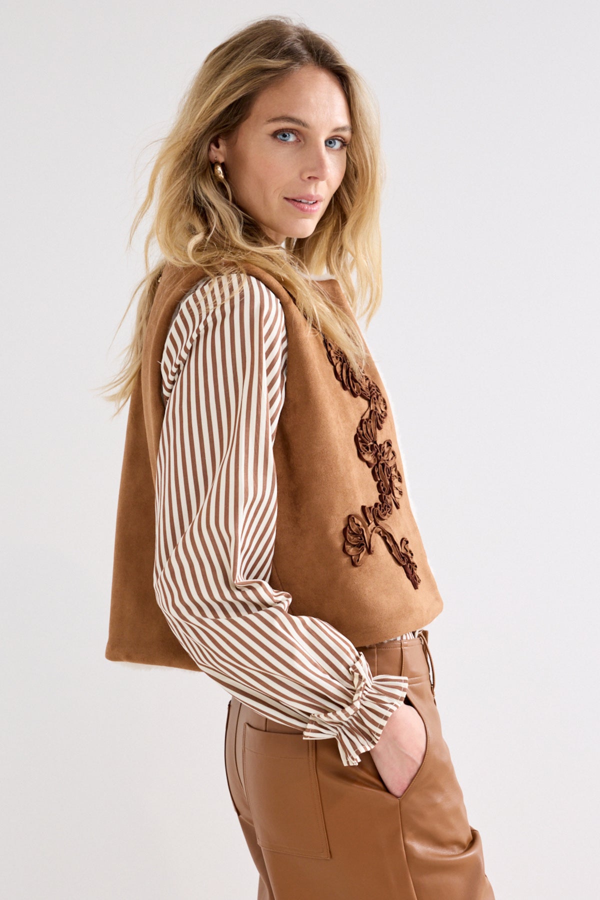 Lichte, gestreepte blouse met ruffle manchetten van Tramontana in kaneelkleur, zichtbaar in de afbeelding.