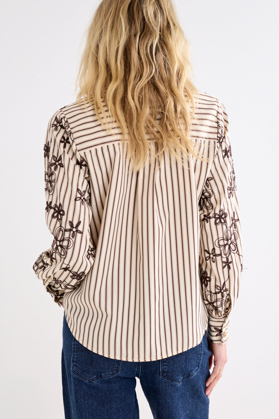 Gestreepte blouse van Tramontana met borduursels, zwart-witte kleuren, getoond op model.
