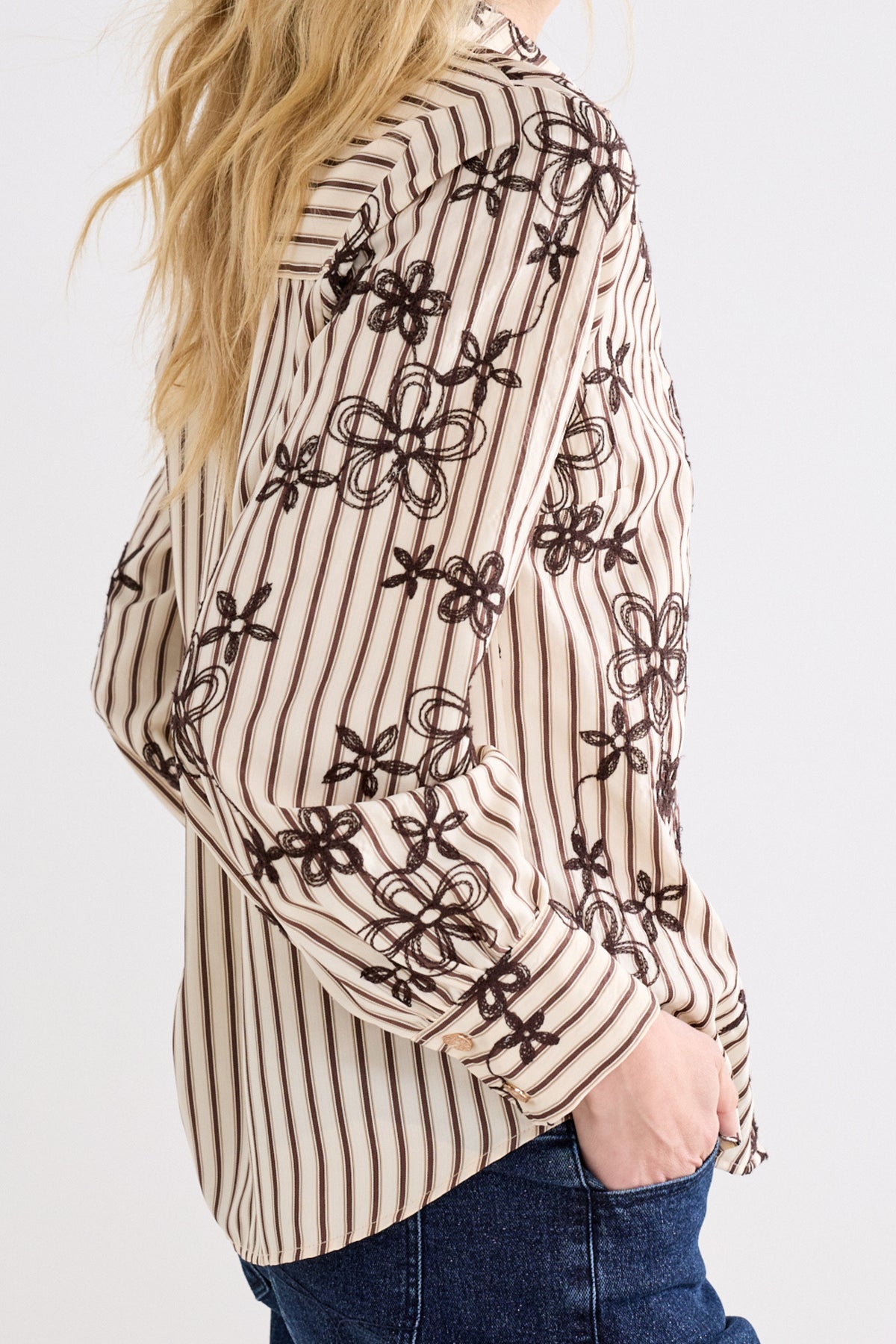 Gestreepte blauwe blouse van Tramontana met borduursel, casual stijl, zichtbaar op model met lange mouwen en knoopsluiting.