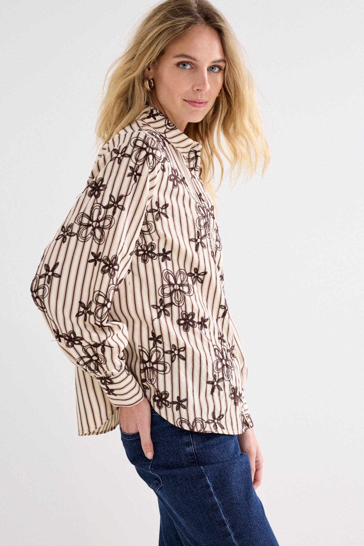 Zwart-witte gestreepte blouse van Tramontana met borduursel, elegant en casual voor dames, op een witte achtergrond.