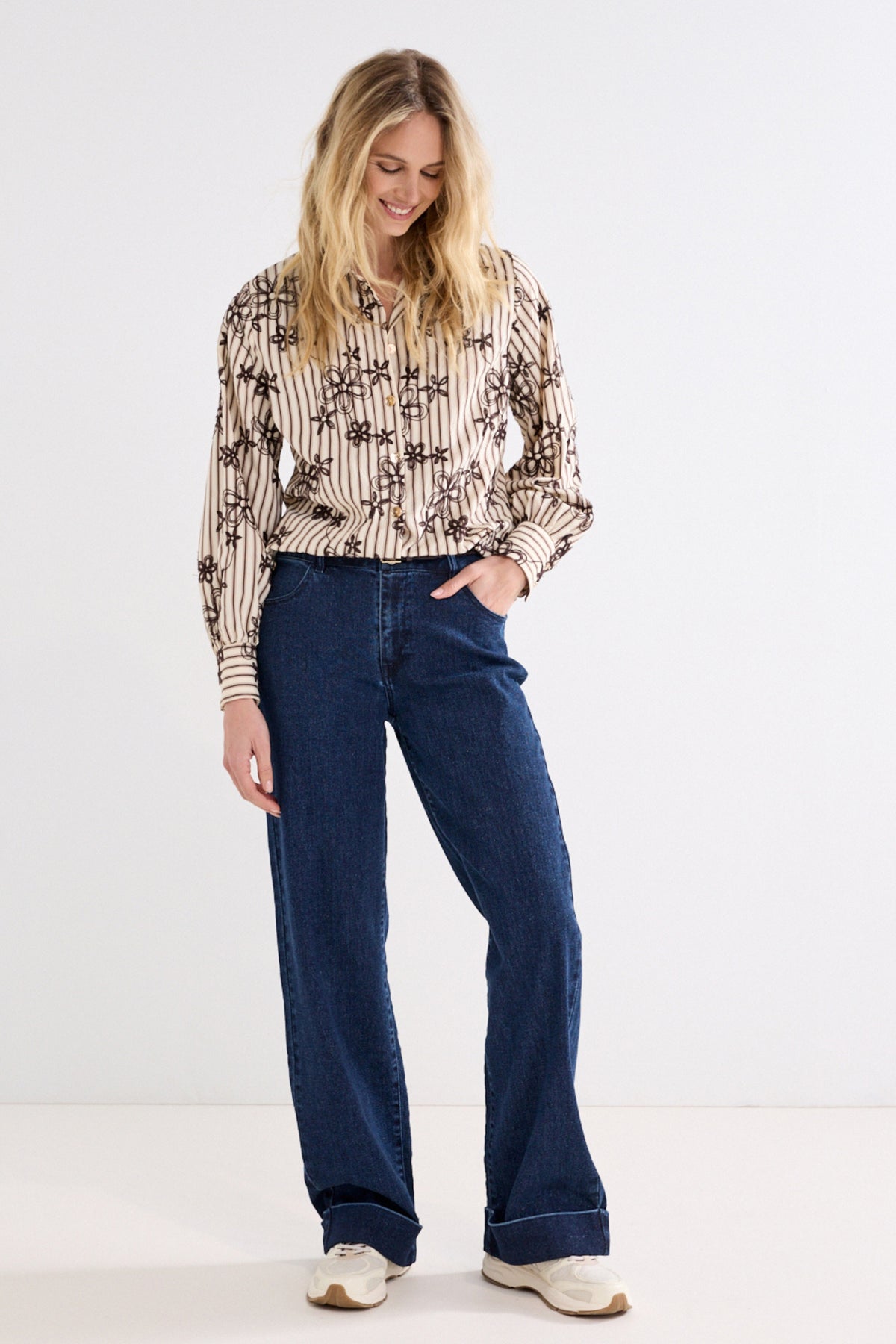 Blouse met streepjespatroon en borduursel van Tramontana, in zwart-witte kleuren, gedragen door een model.