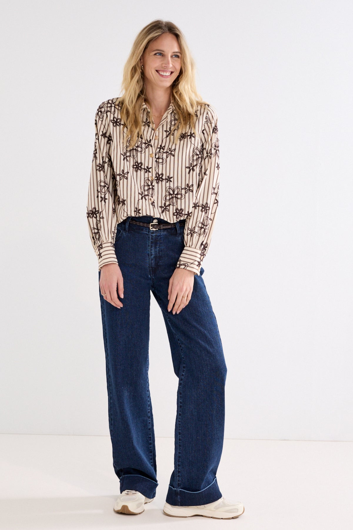 Gestreepte Tramontana blouse met borduursel in zwart en wit, getoond op een model.