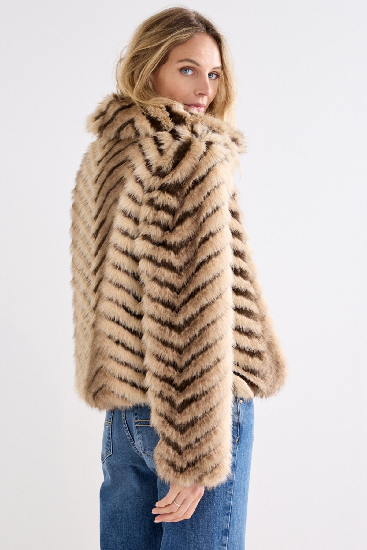 Tramontana winter jas met een opvallend goudkleurig bontpatroon, warme faux fur voor dames, stijlvolle winterkleding.
