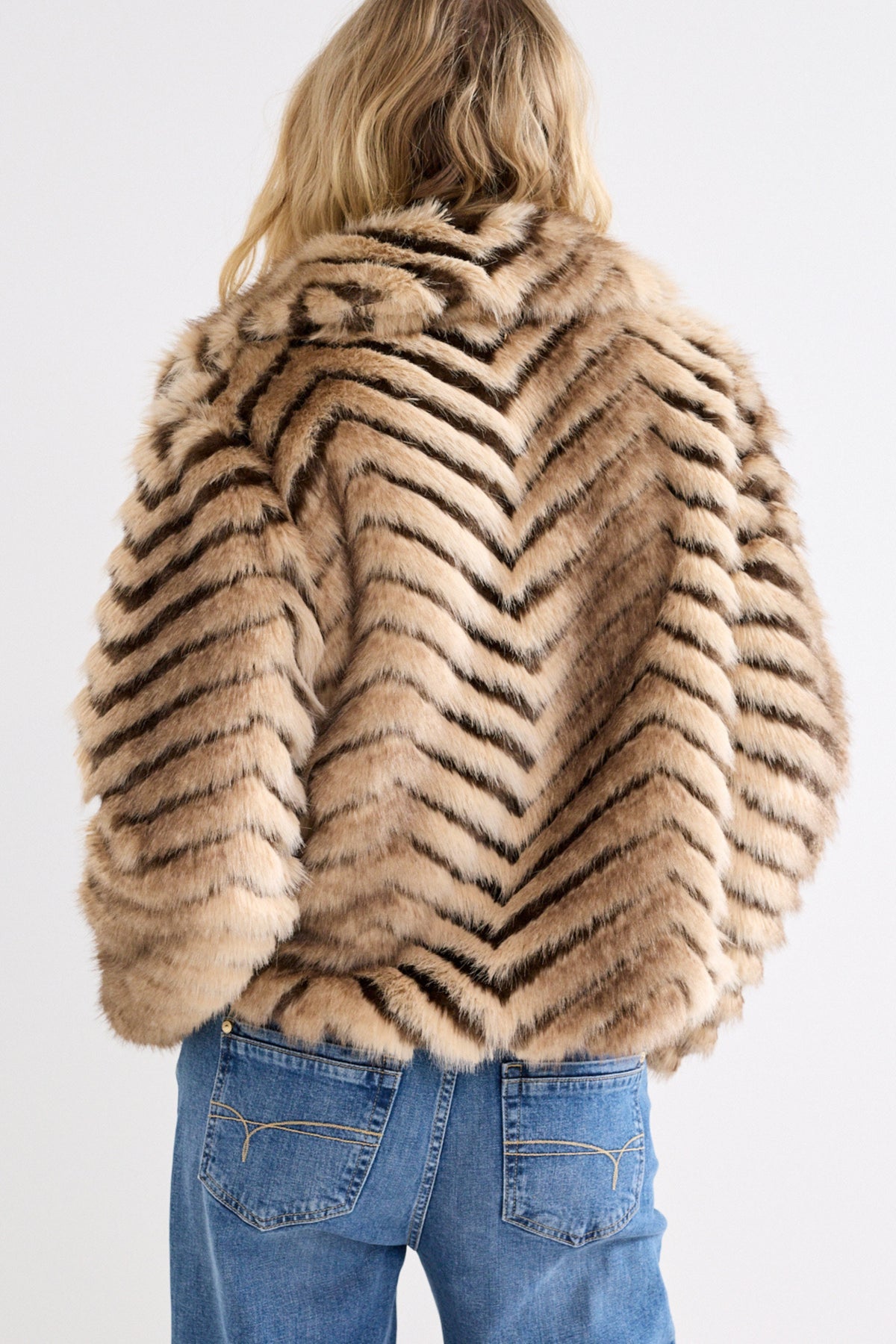 Luxe winterjas van Tramontana met bontpatroon, gouden faux fur, warm en stijlvol voor koude dagen.