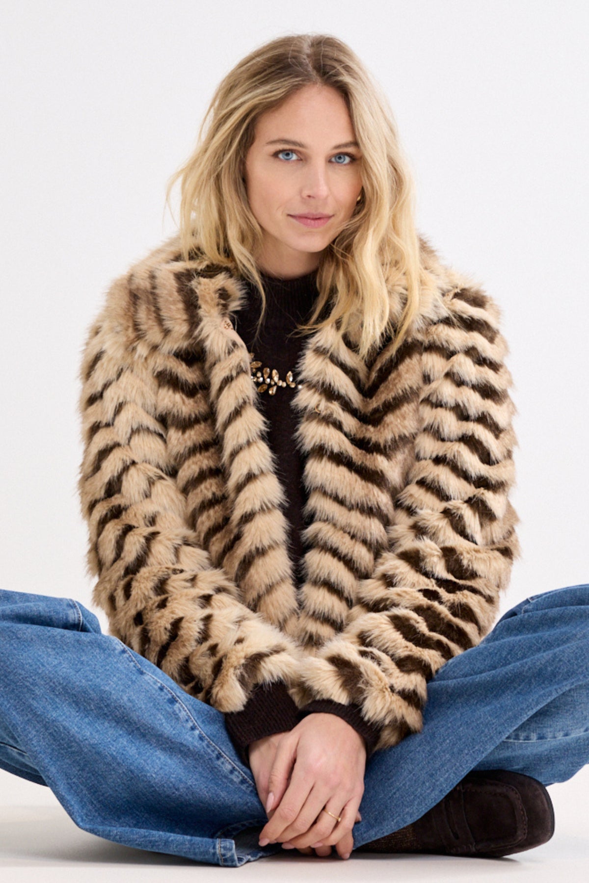 Tramontana damesjas met opvallend bontpatroon, warm winterjack in goudkleurige faux fur, stijlvolle en comfortabele wintermode.