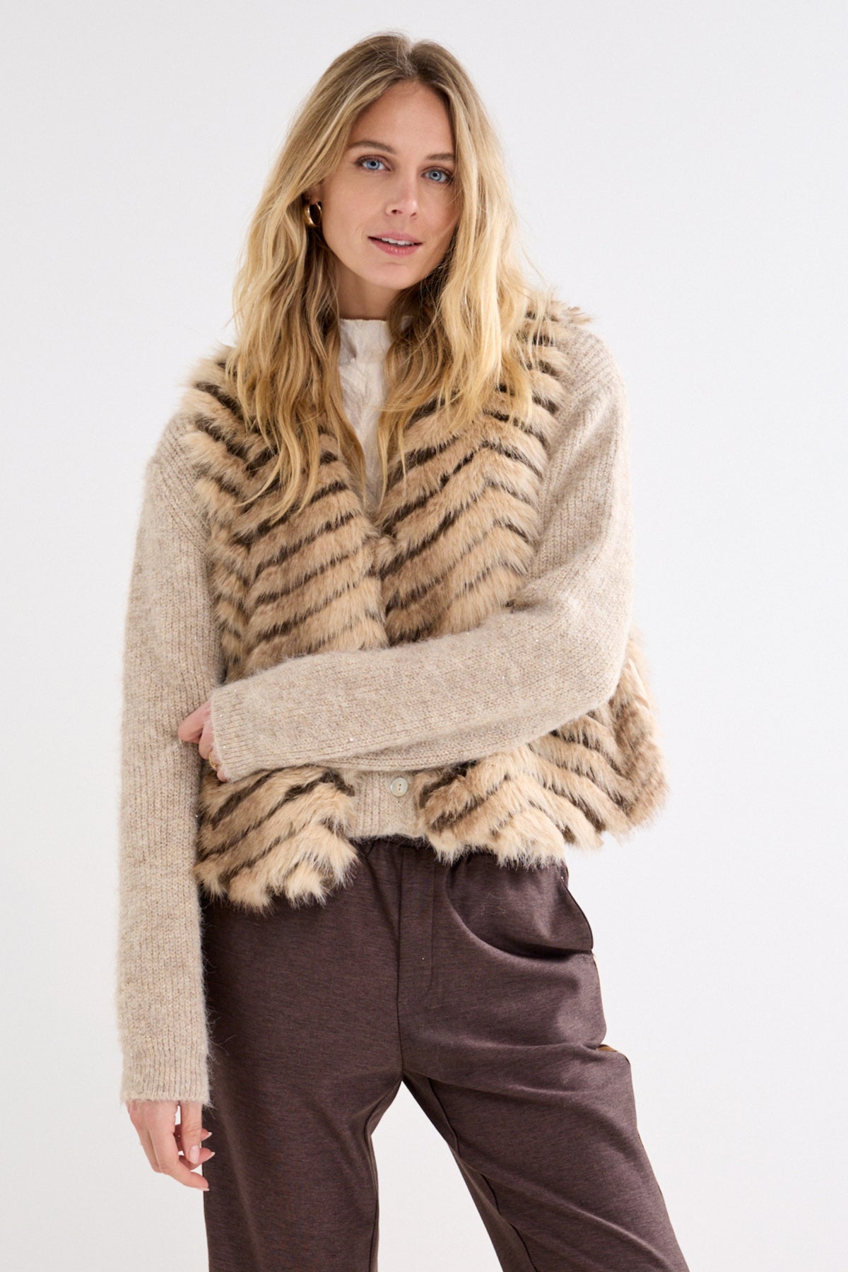 Tramontana gouden opvallend gebreid nepbillenzak gilet met patroon, geschikt voor winter, close-up op zwart achtergrond
