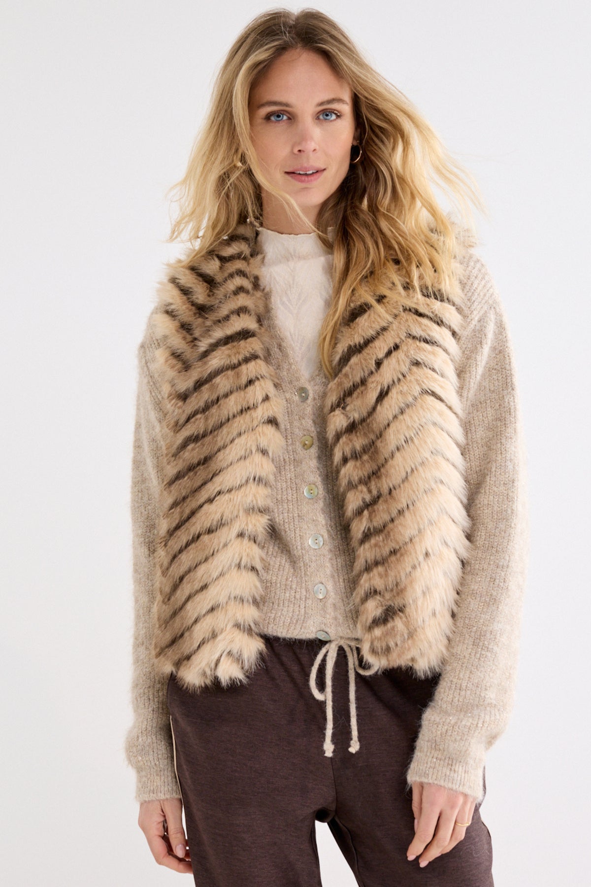 Tramontana goudkleurige gebreide faux fur wintergilet met patroon, warm en stijlvol voor koude dagen.