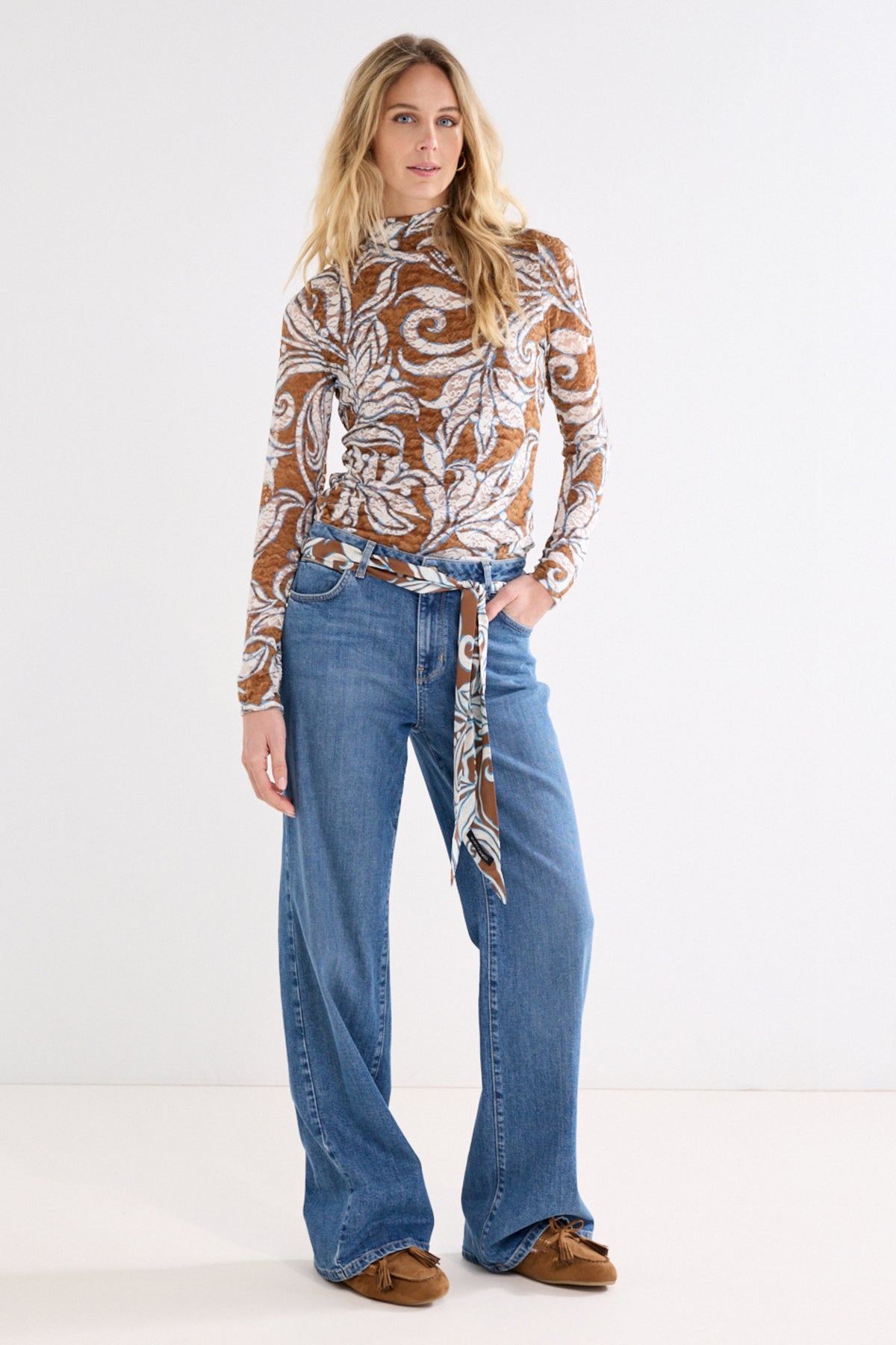 Tramontana Top Flourish Print Snow en Brunne, bloemachtig patroon op lichte stof, stijlvolle damestop met bloemenprint.