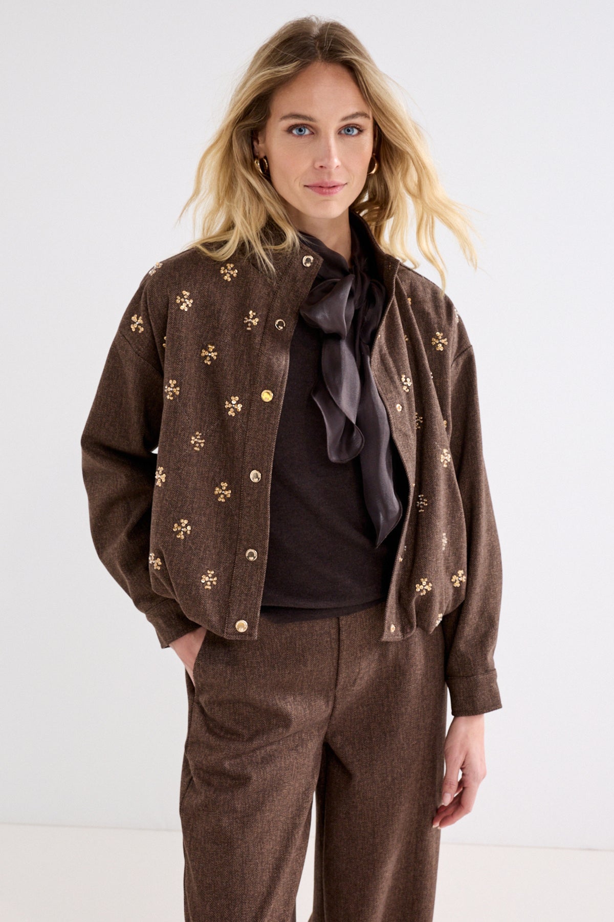 Lichte trenchjas van tweed met sequin details in café noir melange, door Tramontana, voor een stijlvolle uitstraling.