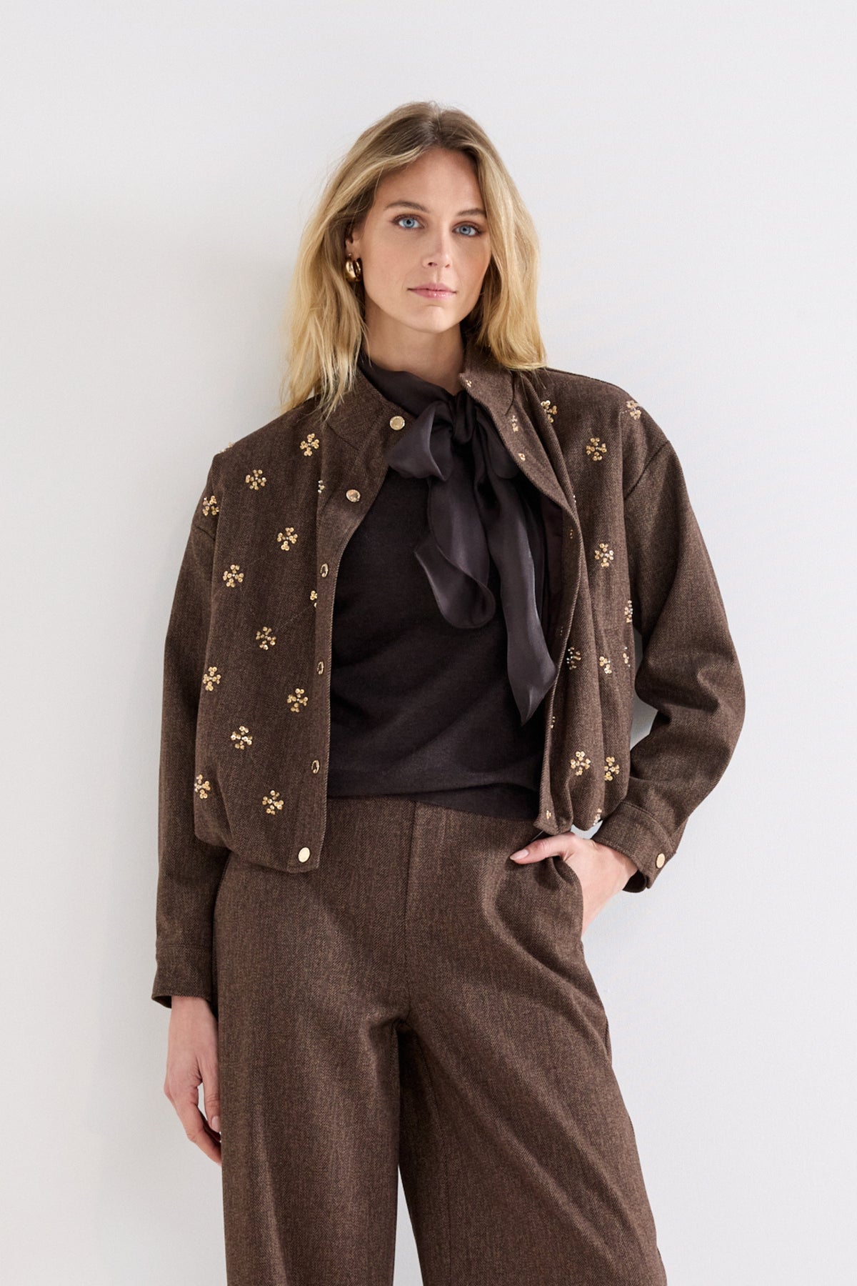 Tweed jasje van Tramontana met sequins in café noir melange, modern en stijlvol, close-up van de textuur en details