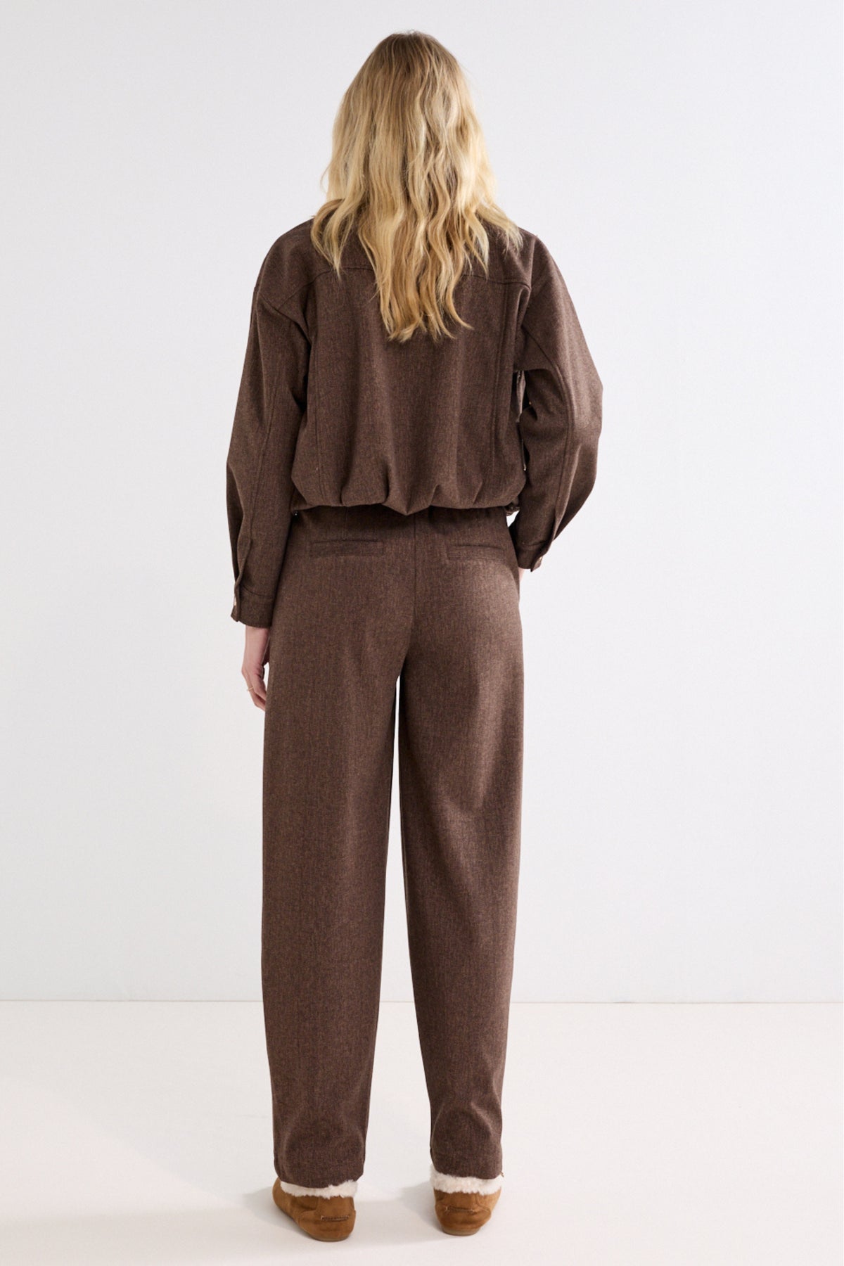 Donkere tweedbroek van Tramontana in barrel fit, Cafe Noir Melange met geruite structuur en comfortabele pasvorm.