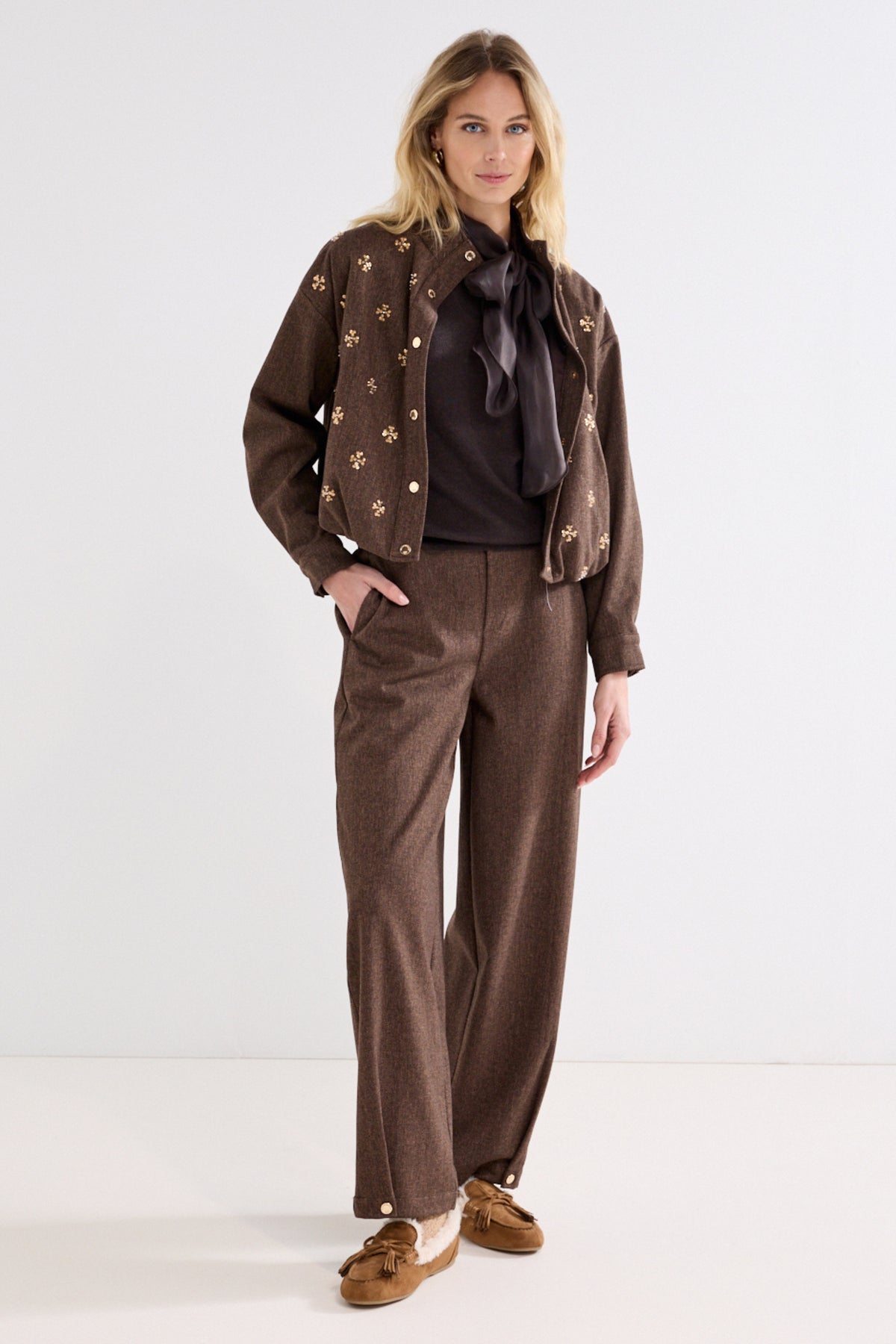 Tweed jasje van Tramontana met sequin details in cafe noir melange, modieus en stijlvol voor dames.