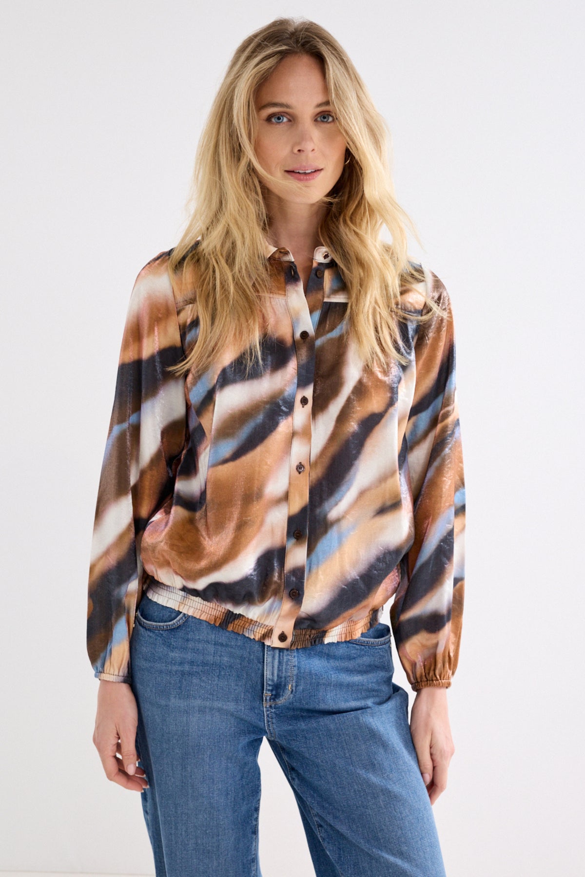 Blouse Moody Blue Cascade Print Tramontana met kleurrijk motief en lange mouwen, casual en stijlvol voor elke gelegenheid.
