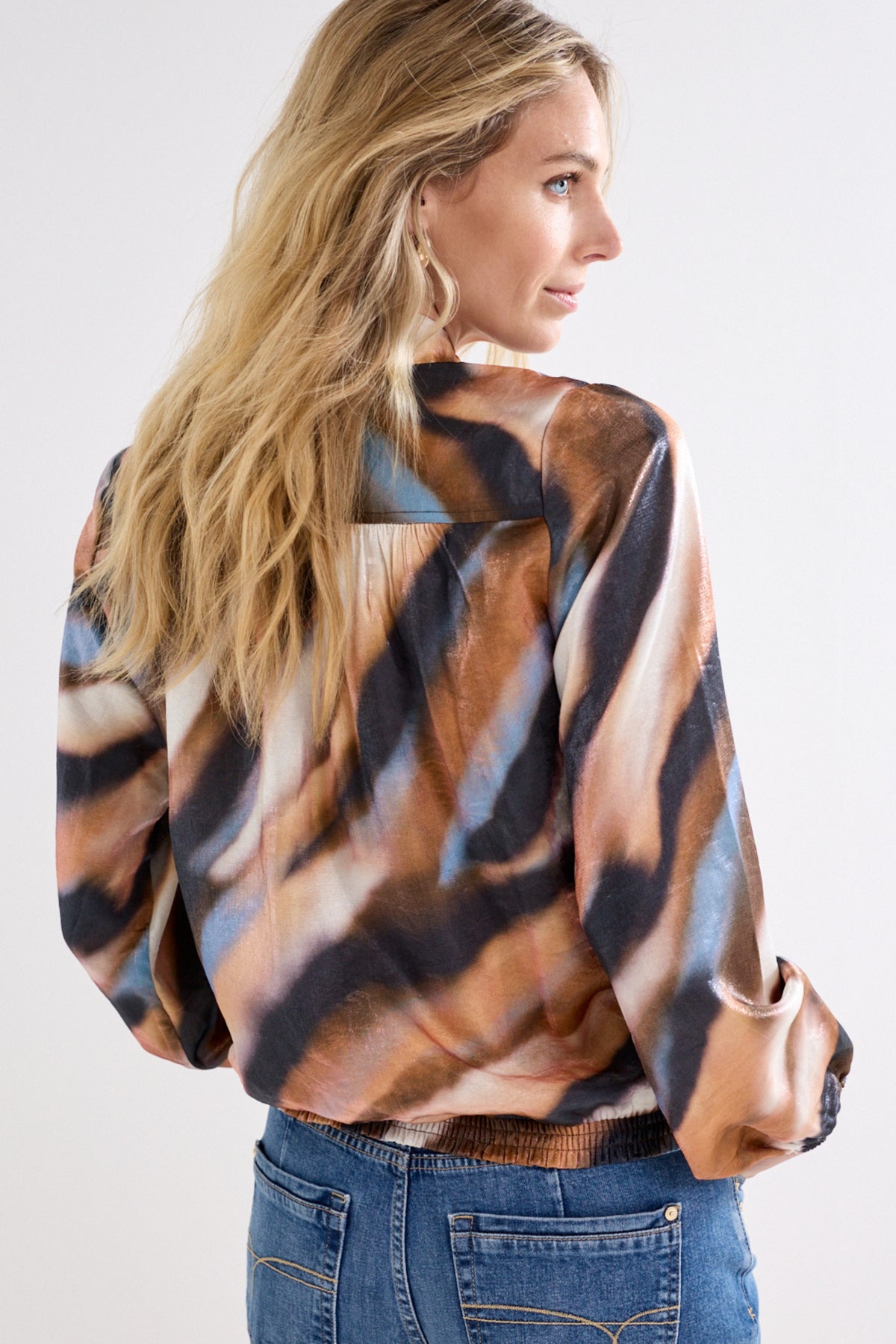 Blouse Tramontana Moody Blue Cascade Print multicolor, korte mouwen en losvallend ontwerp, op een witte achtergrond