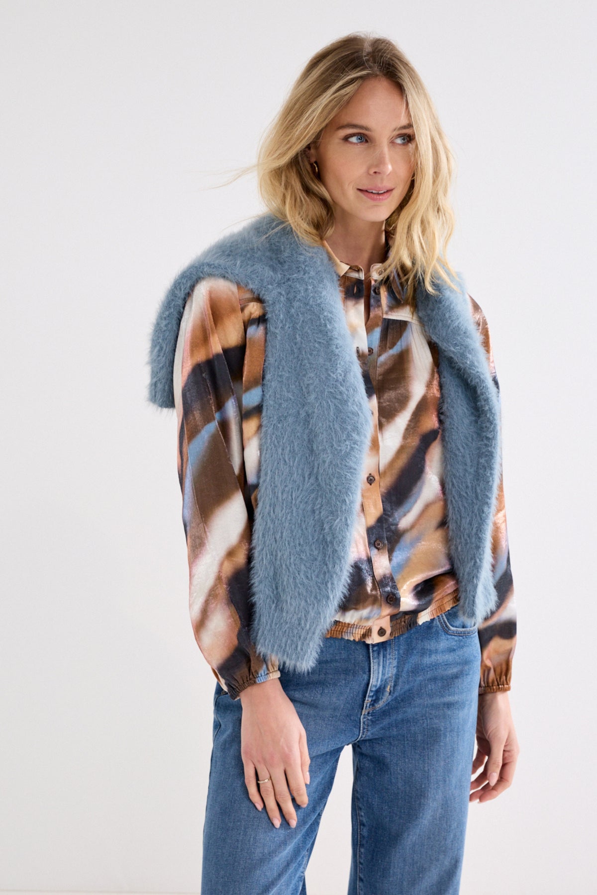 Blouse Tramontana Moody Blue met cascade print en multikleuren, korte mouwen en losvallende pasvorm.