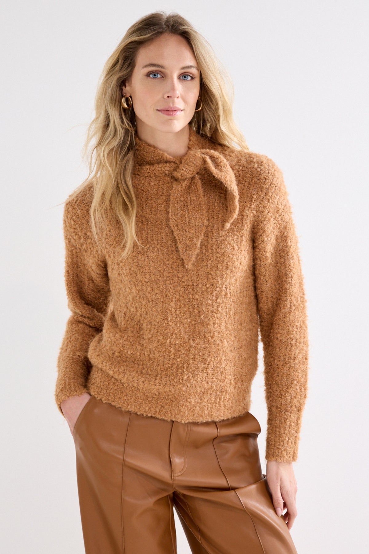 Tramontana boucle trui met sjaal kraag in kaneel melange, comfortabel en stijlvol damesmode, close-up van het textiel.