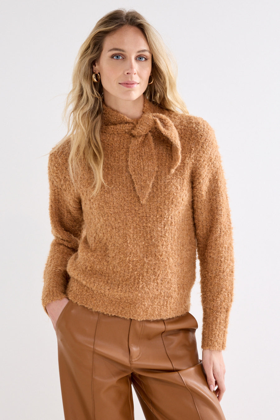 Tramontana boucle trui met sjaal kraag in kaneel melange, comfortabel en stijlvol damesmode, close-up van het textiel.