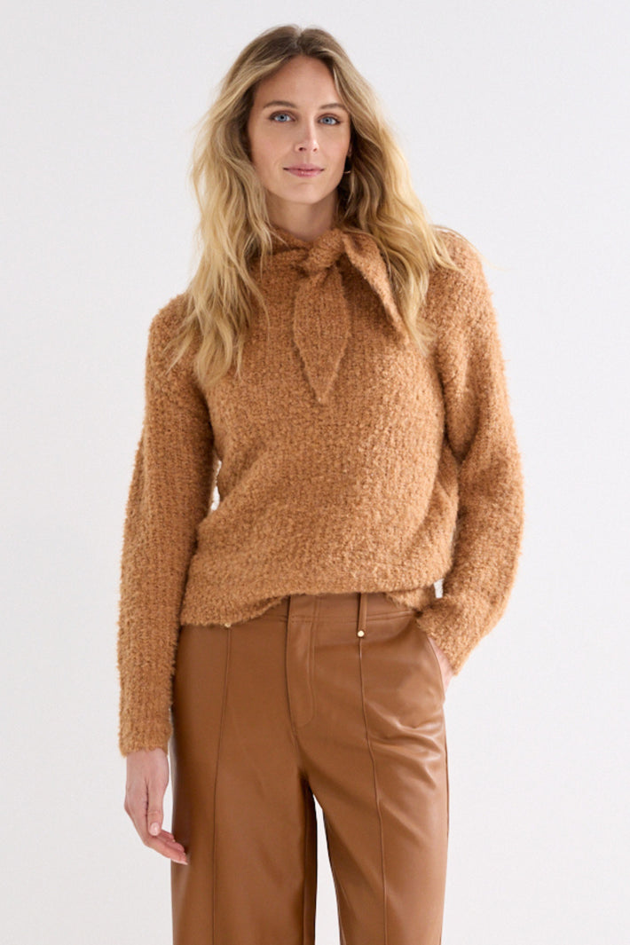 Donkere trui met boucle patroon en sjaal kraag in cinnamon melange van Tramontana, close-up van de textuur en details