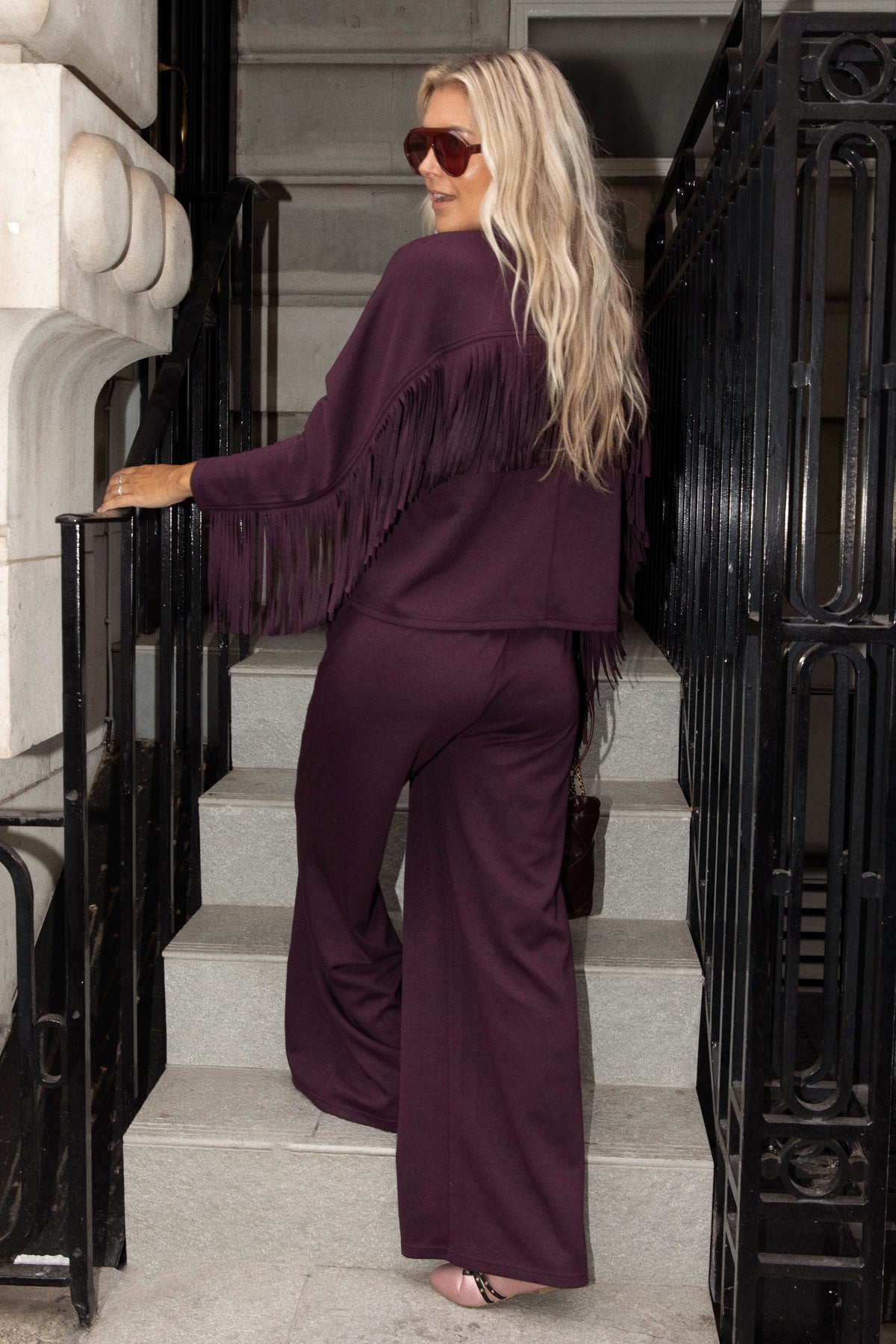 Bolina Island set Amber Fringe aubergine trui en vest, zachte en stijlvolle truien en vesten in auberginekleur.