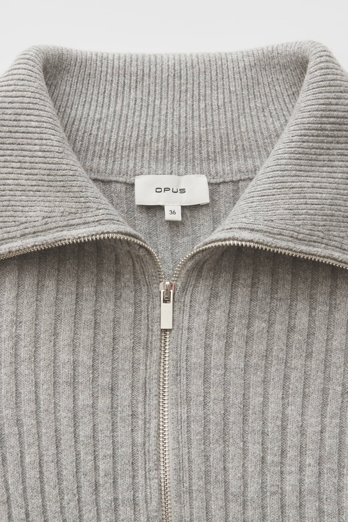 Dodesa Hazy Fog melange vest van Opus, close-up van de zachte, gemêleerde stof en comfortabele pasvorm.