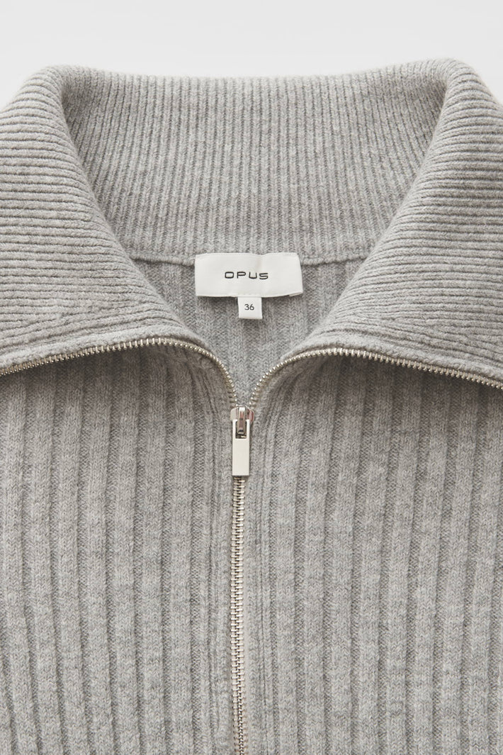 Dodesa Hazy Fog melange vest van Opus, close-up van de zachte, gemêleerde stof en comfortabele pasvorm.
